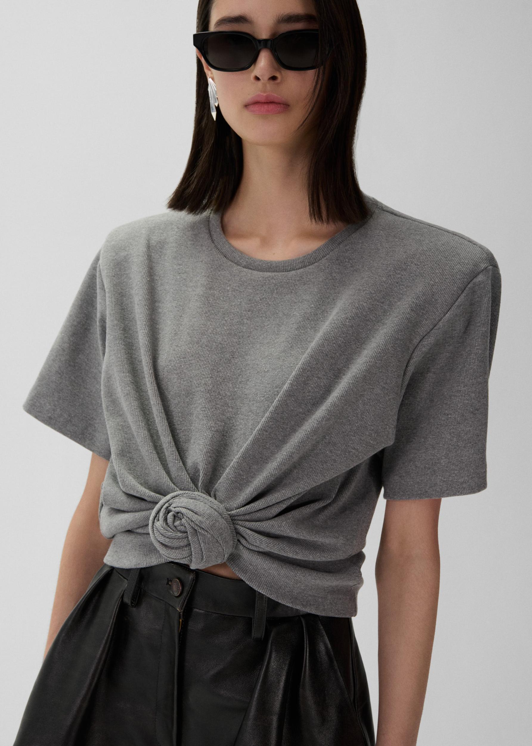 Knotted t-shirt in grey Product Image