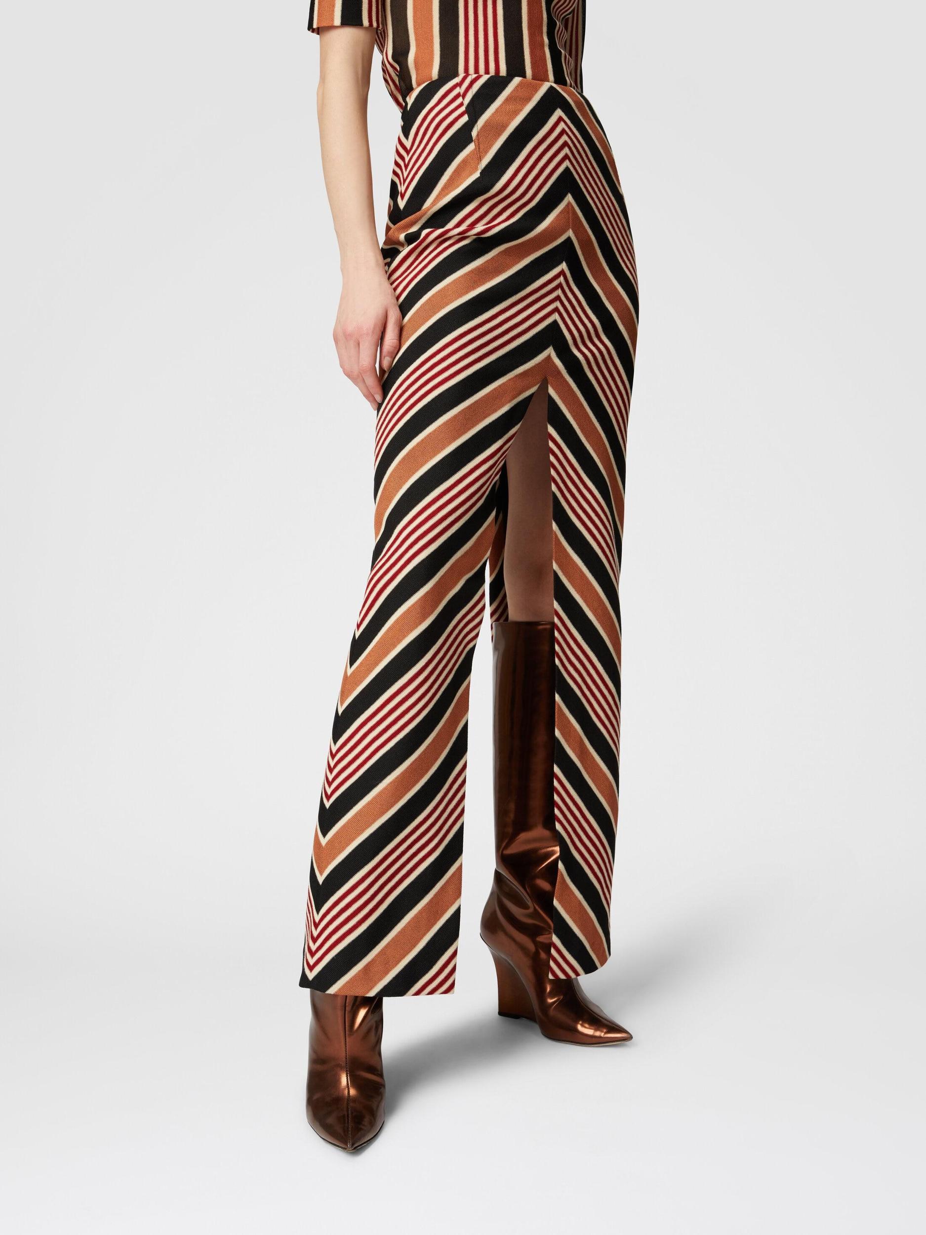 Long skirt with mazxi-slit in cotton and viscose Product Image