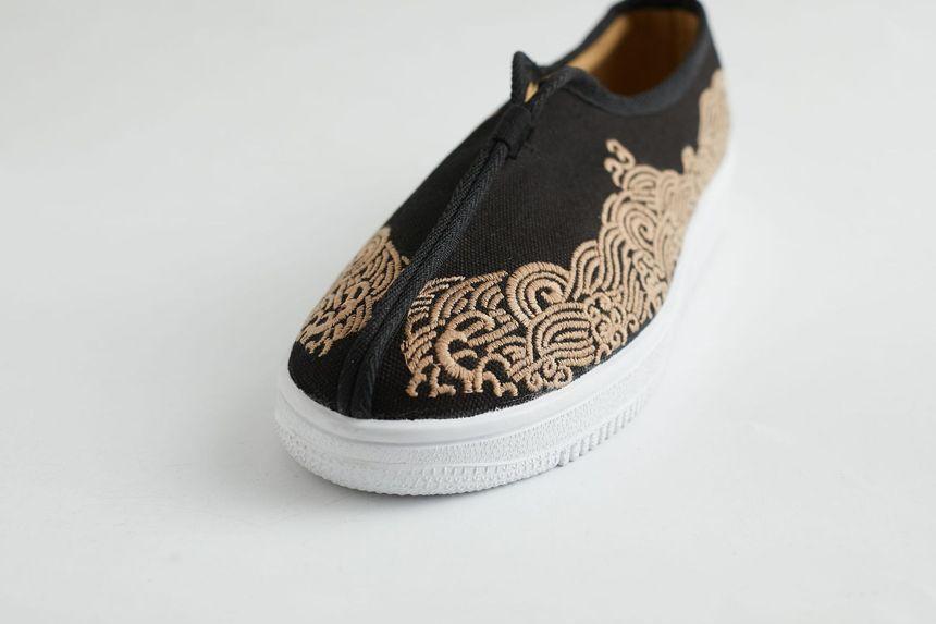 Retro Chinese Style Embroidered Slip-ons Product Image