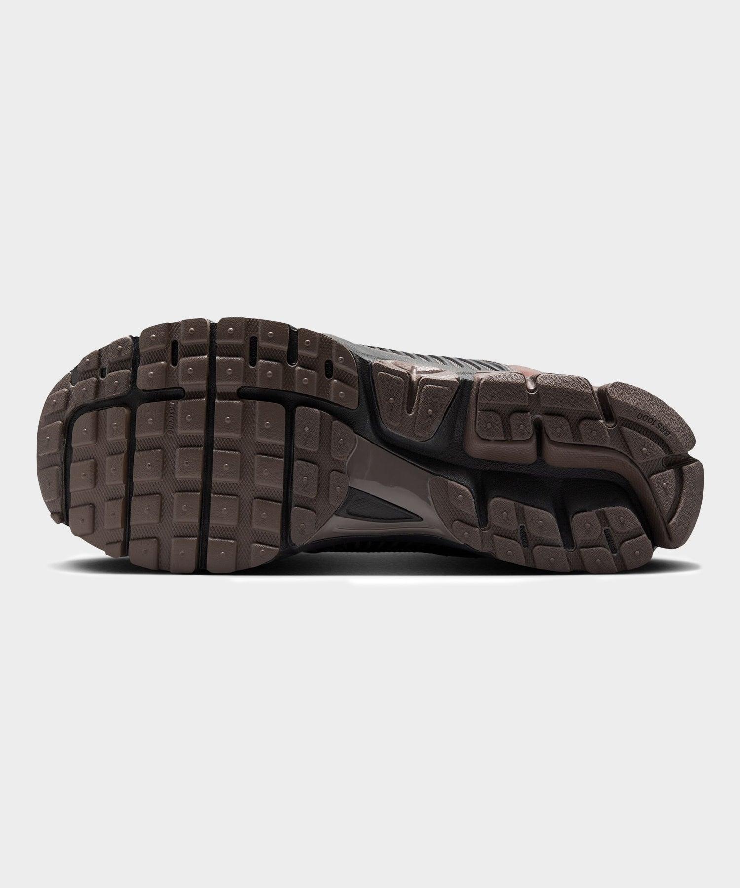 Nike Zoom Vomero 5 Sneaker Product Image