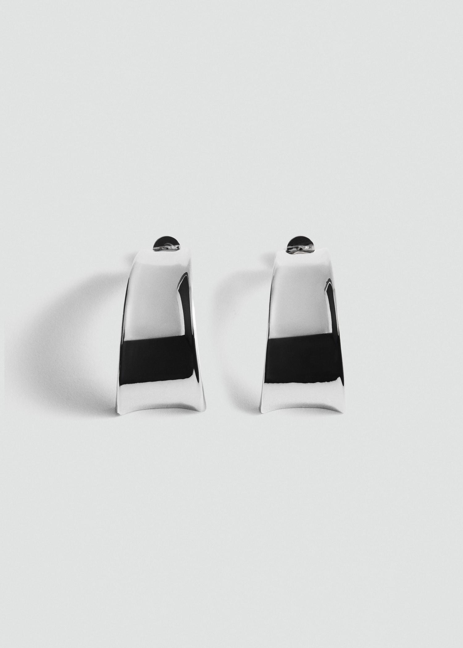 Wavy maxi relief earrings - Women | MANGO USA Product Image