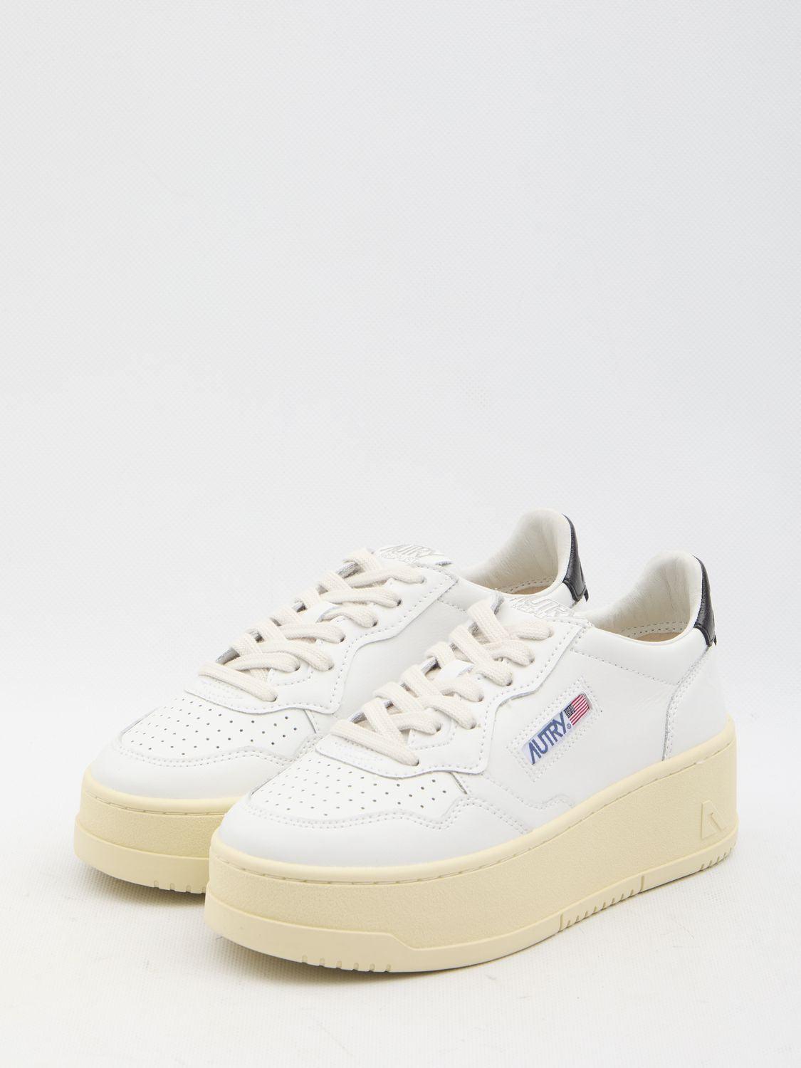 AUTRY Medalist Leather Sneakers In White Product Image