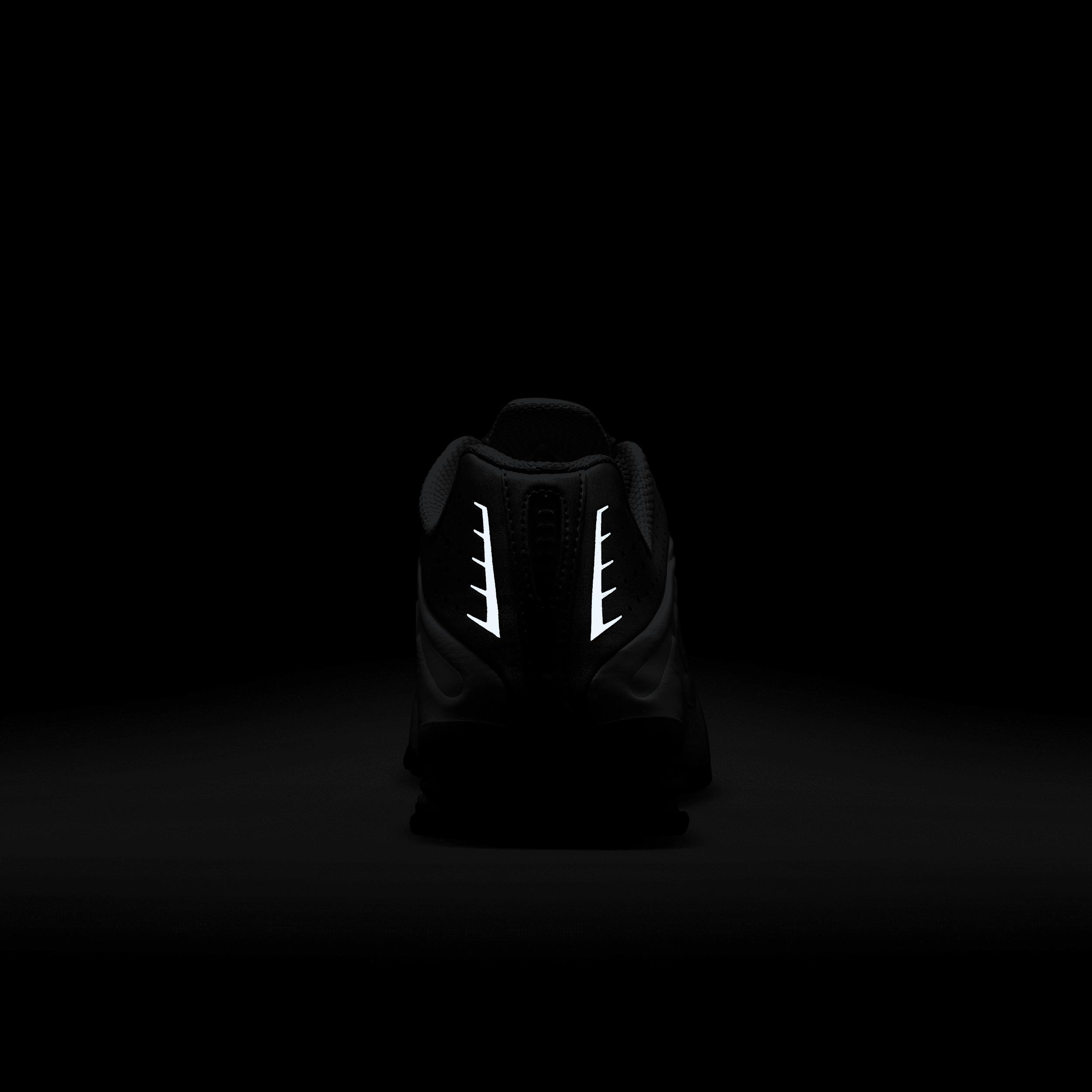Nike Men's Shox R4 Shoes Product Image