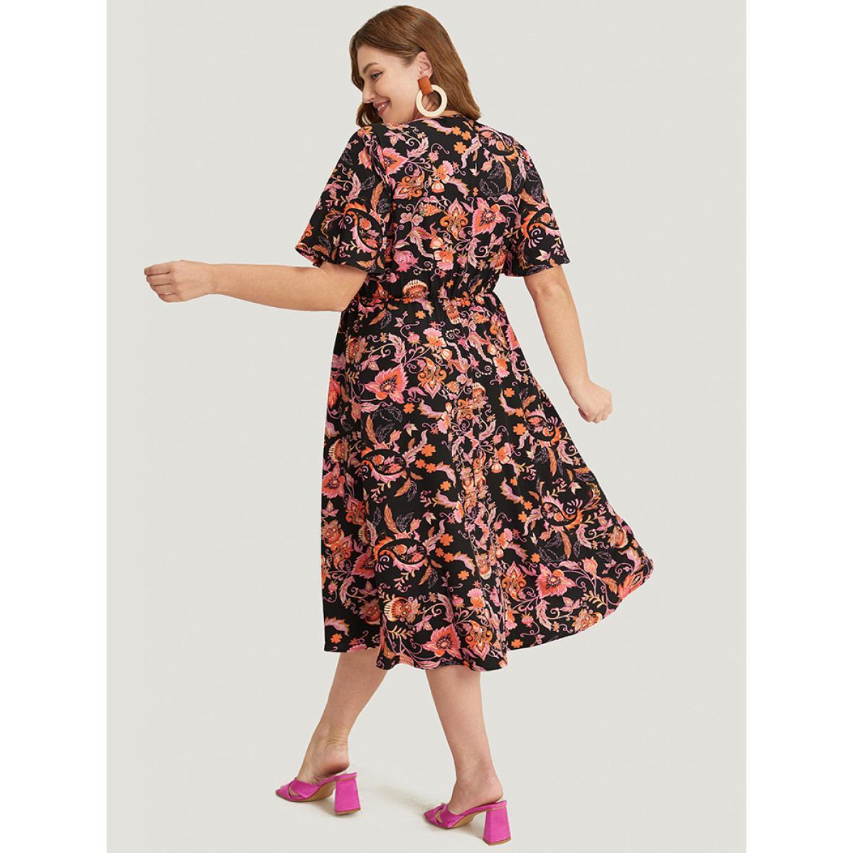 Plus Size Bandana Print Pocket Shirred V Neck Ruffle Hem Dress Black Women Vacation Pocket V-neck Short sleeve Curvy Midi Dress BloomChic 30/6X Product Image