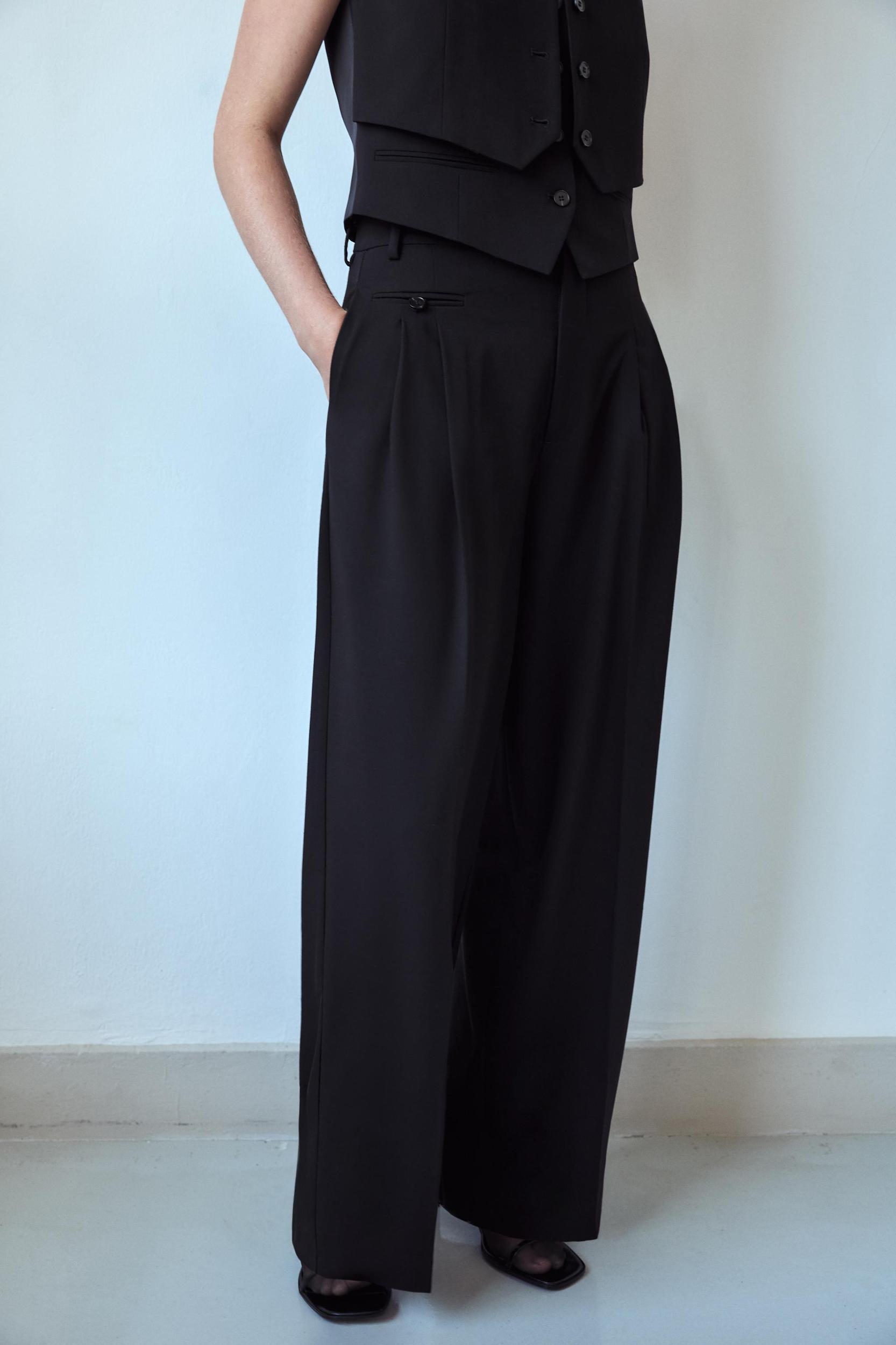 PLEATED PANTS WITH POCKETS Product Image