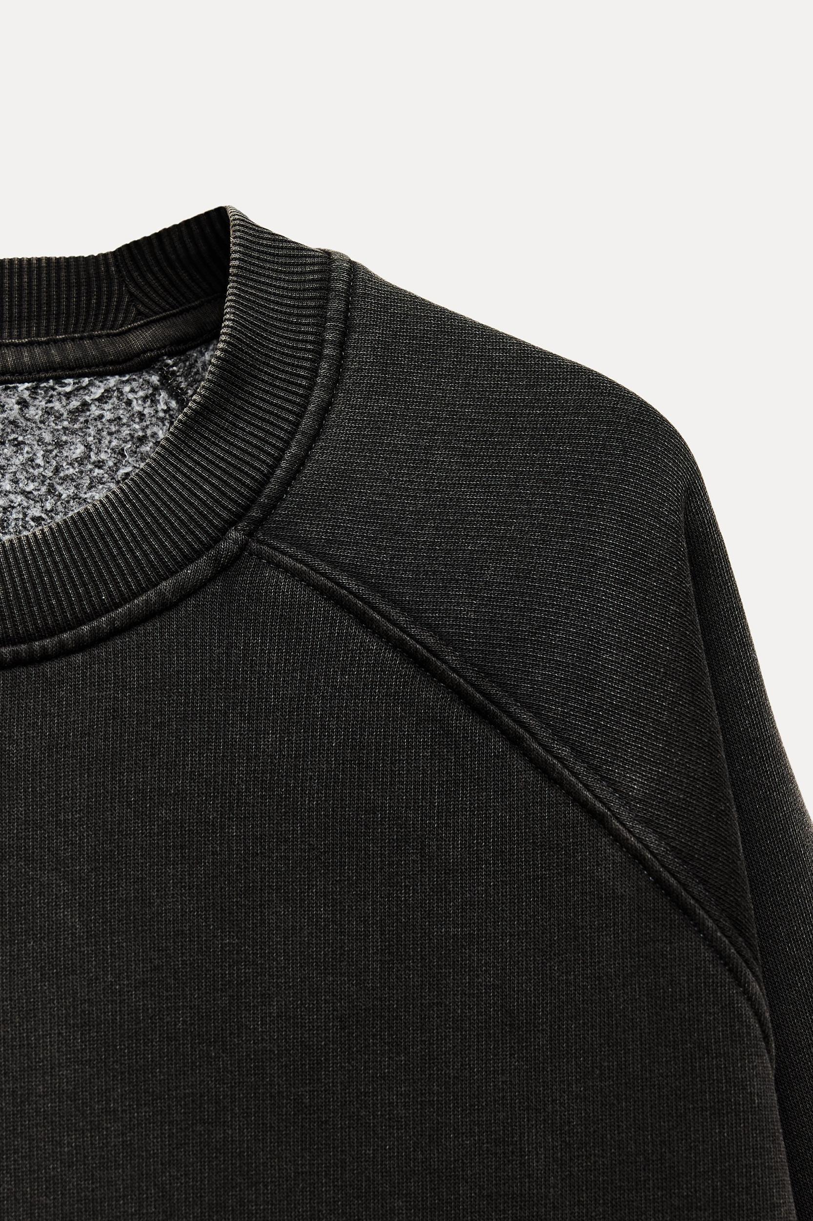 Sweatshirt made of spun cotton blend fabric. Round neck and long raglan sleeves. Tonal rib trim. Product Image