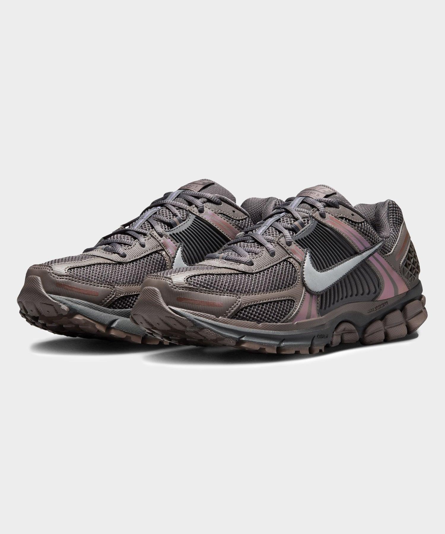 Nike Zoom Vomero 5 Sneaker Product Image