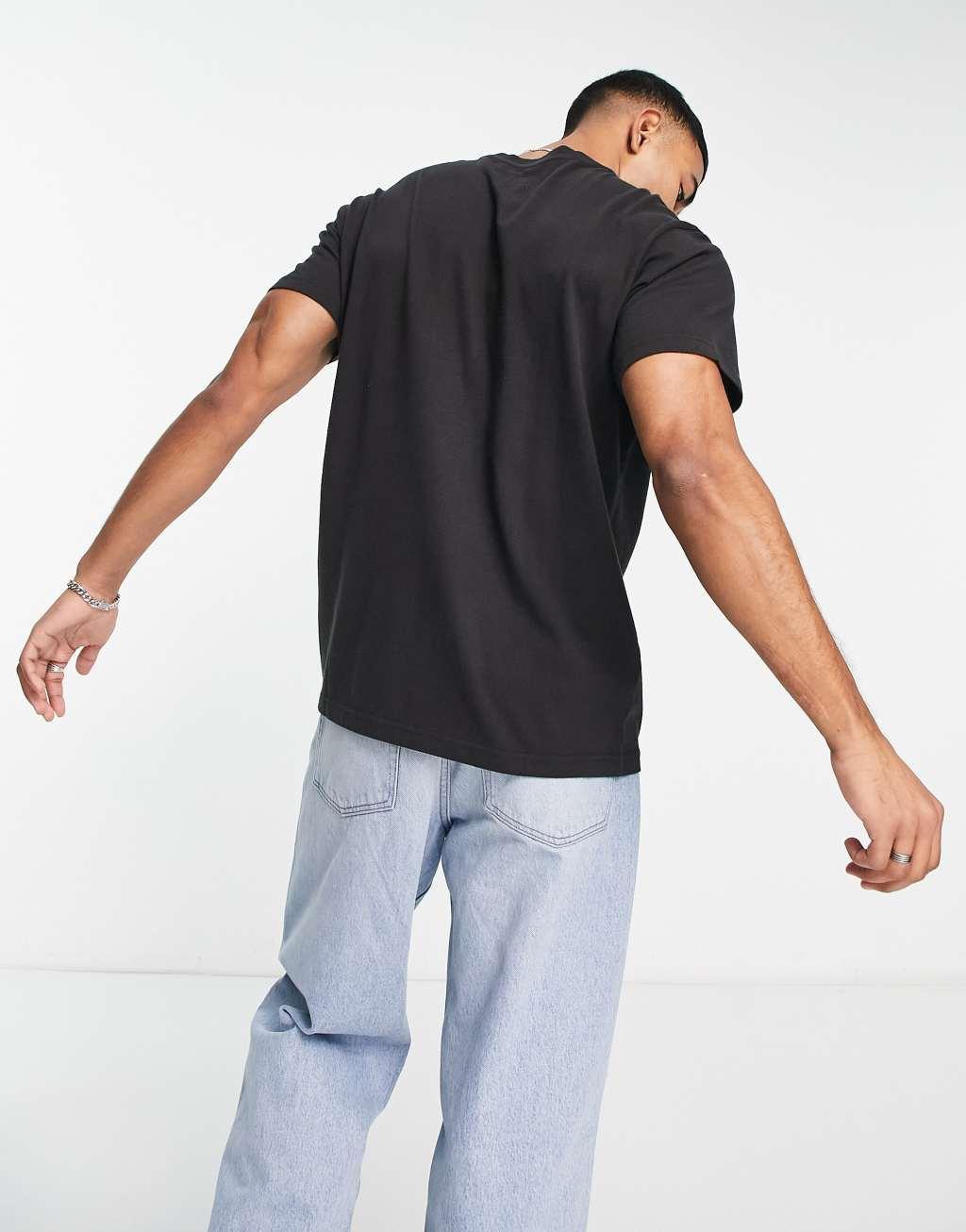 Levi's t-shirt in black with central small box tab logo Product Image