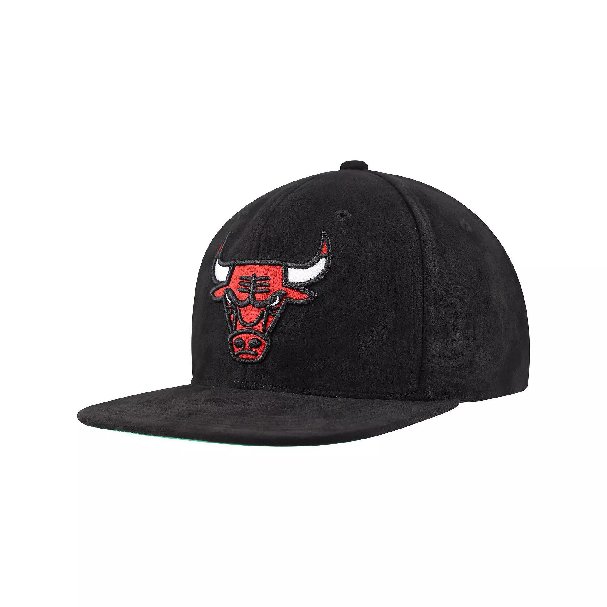 Men's Mitchell & Ness Black Chicago Bulls Sweet Suede Snapback Hat Product Image