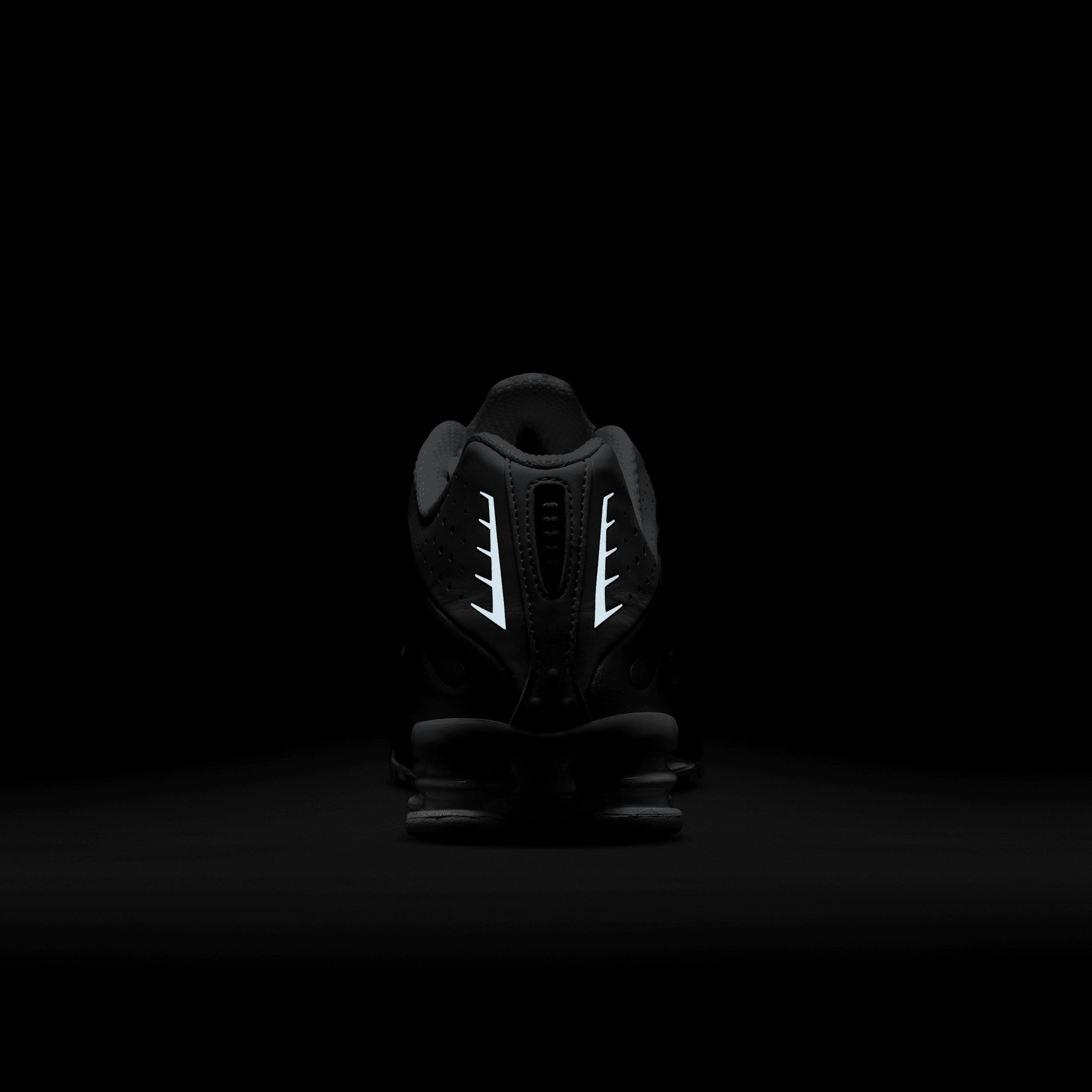 Nike Men's Shox R4 Shoes Product Image