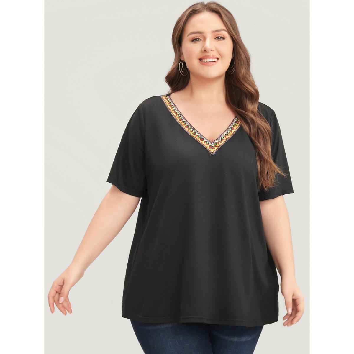 Plus Size Solid Contrast Webbing V Neck T-shirt Black Women Vacation Plain V-neck Dailywear T-shirts BloomChic 14-16/1X Product Image