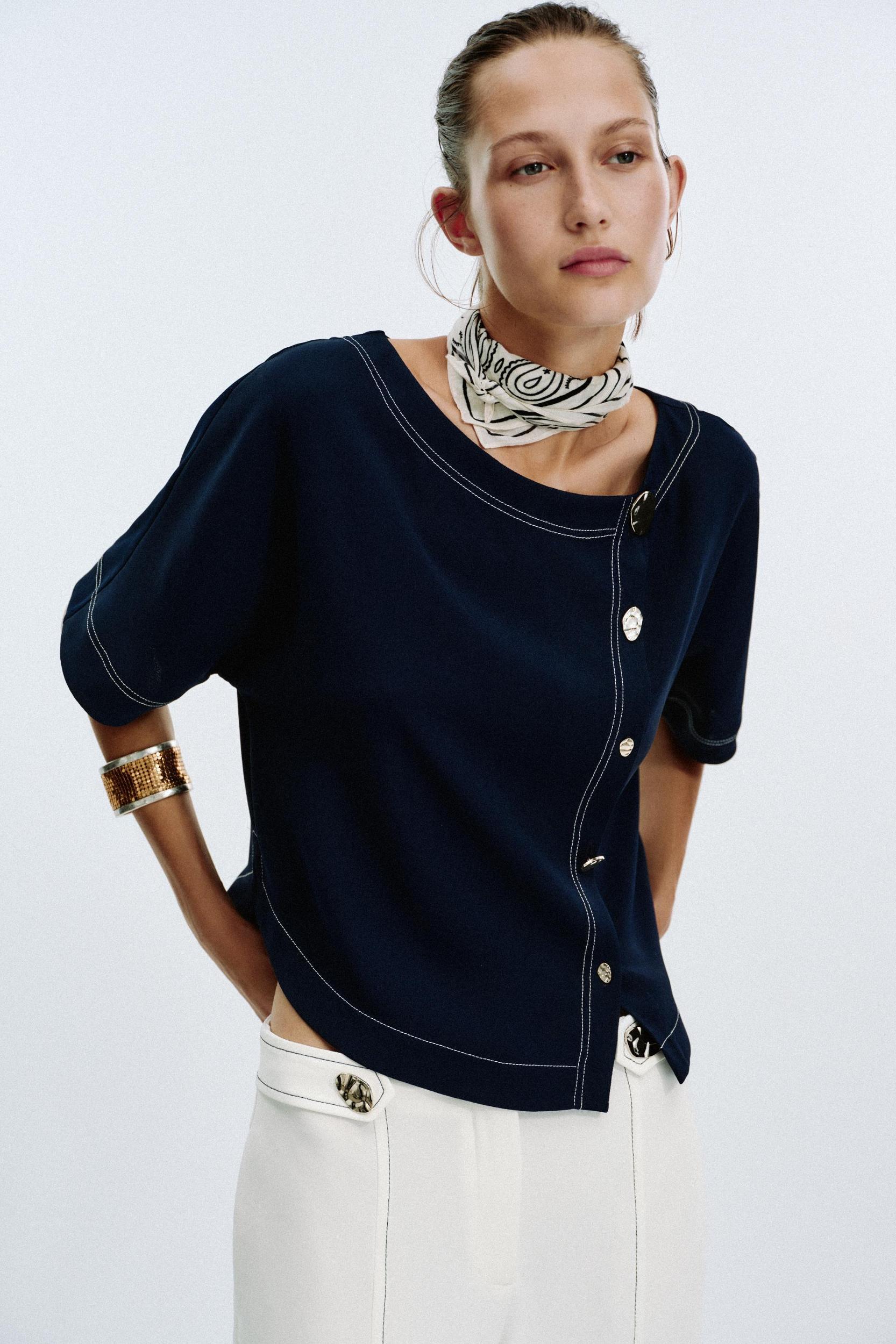 TOPSTITCHED TOP Product Image