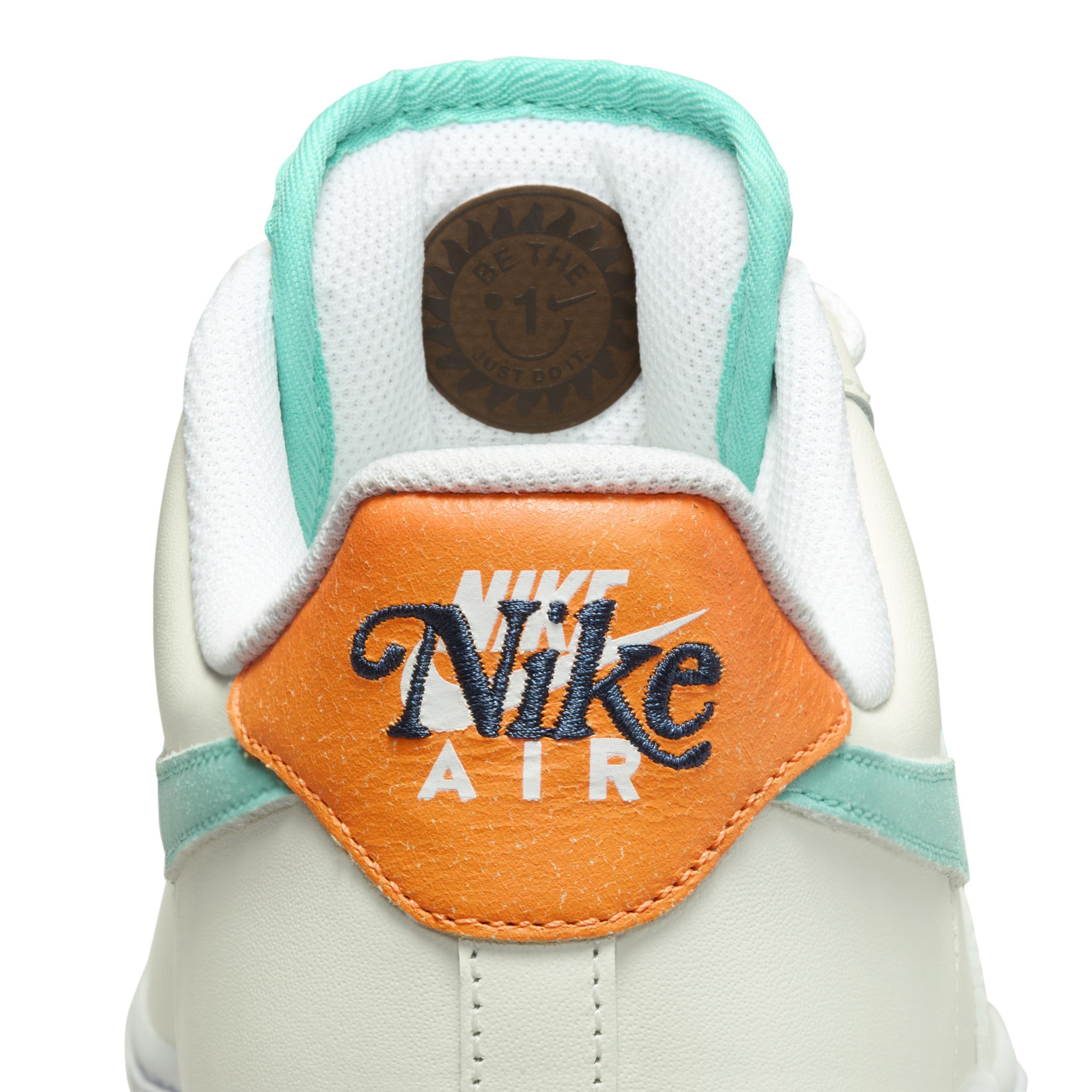 Nike Men's Air Force 1 '07 LV Shoes Product Image