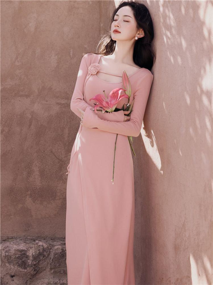 Long-Sleeve Scoop Neck Plain Slit Flower Accent Midi Sheath Knit Dress Product Image