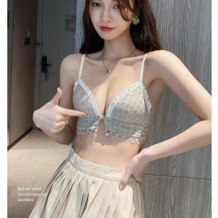 Front Closure Lace Trimmed Wireless Push-Up Bra Product Image