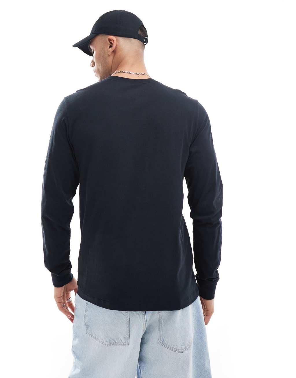 Nike Club long sleeve t-shirt in black Product Image