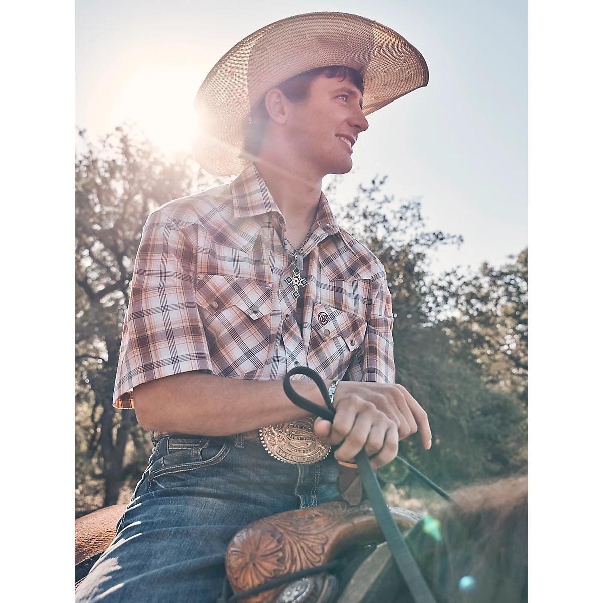 Men's Wrangler Retro® Short Sleeve Sawtooth Pocket Western Snap Shirt in Icy Sea Product Image