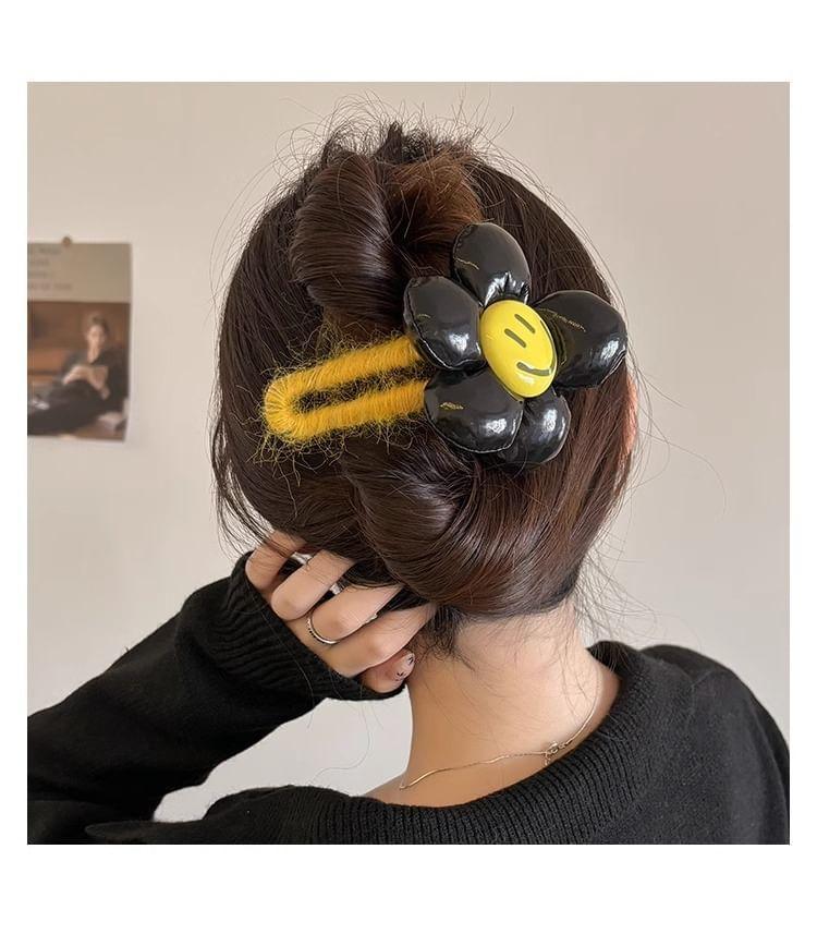 Smiley Floral Padded Yarn Hair Clip Product Image