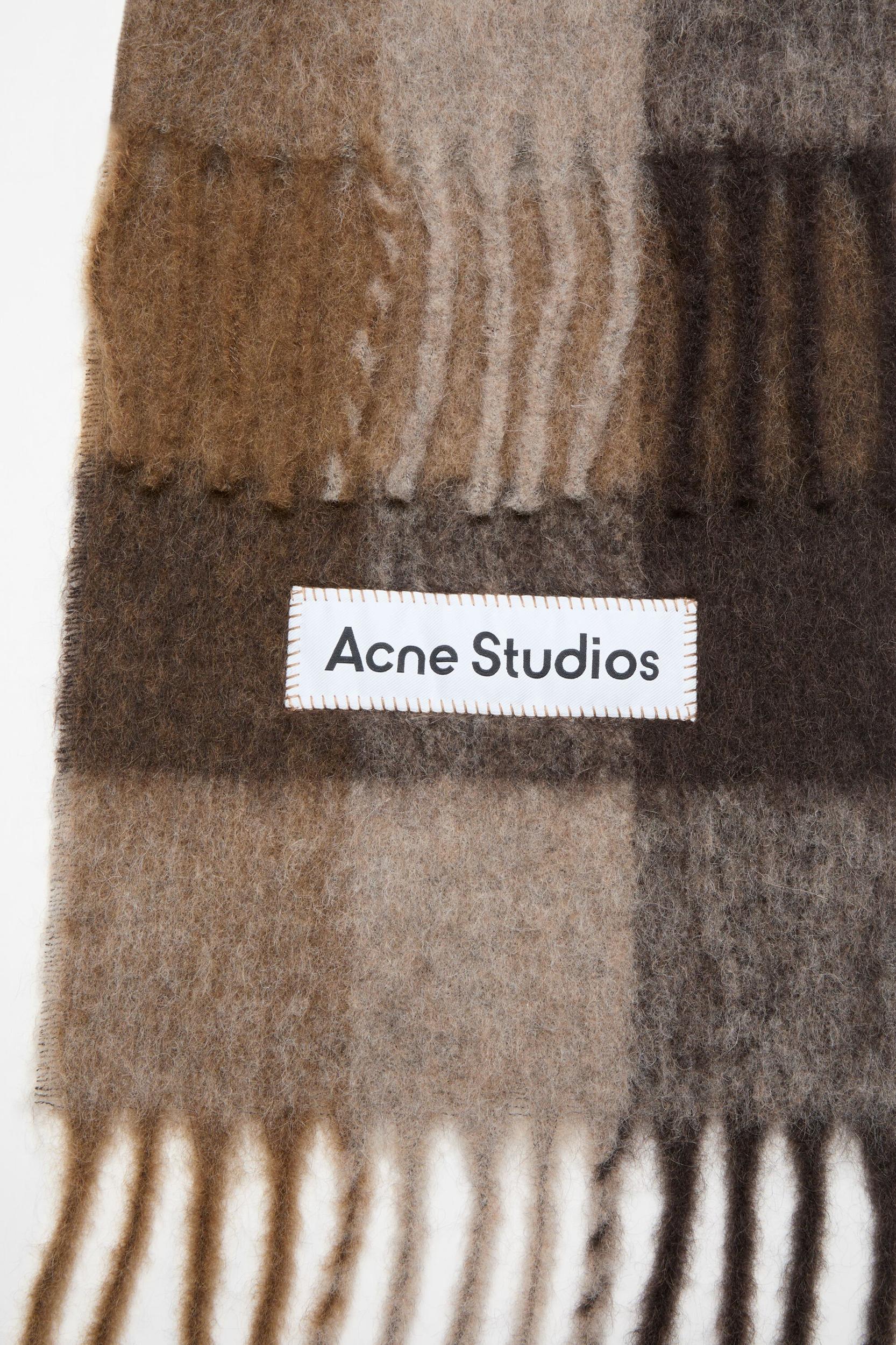 Check fringe scarf Product Image