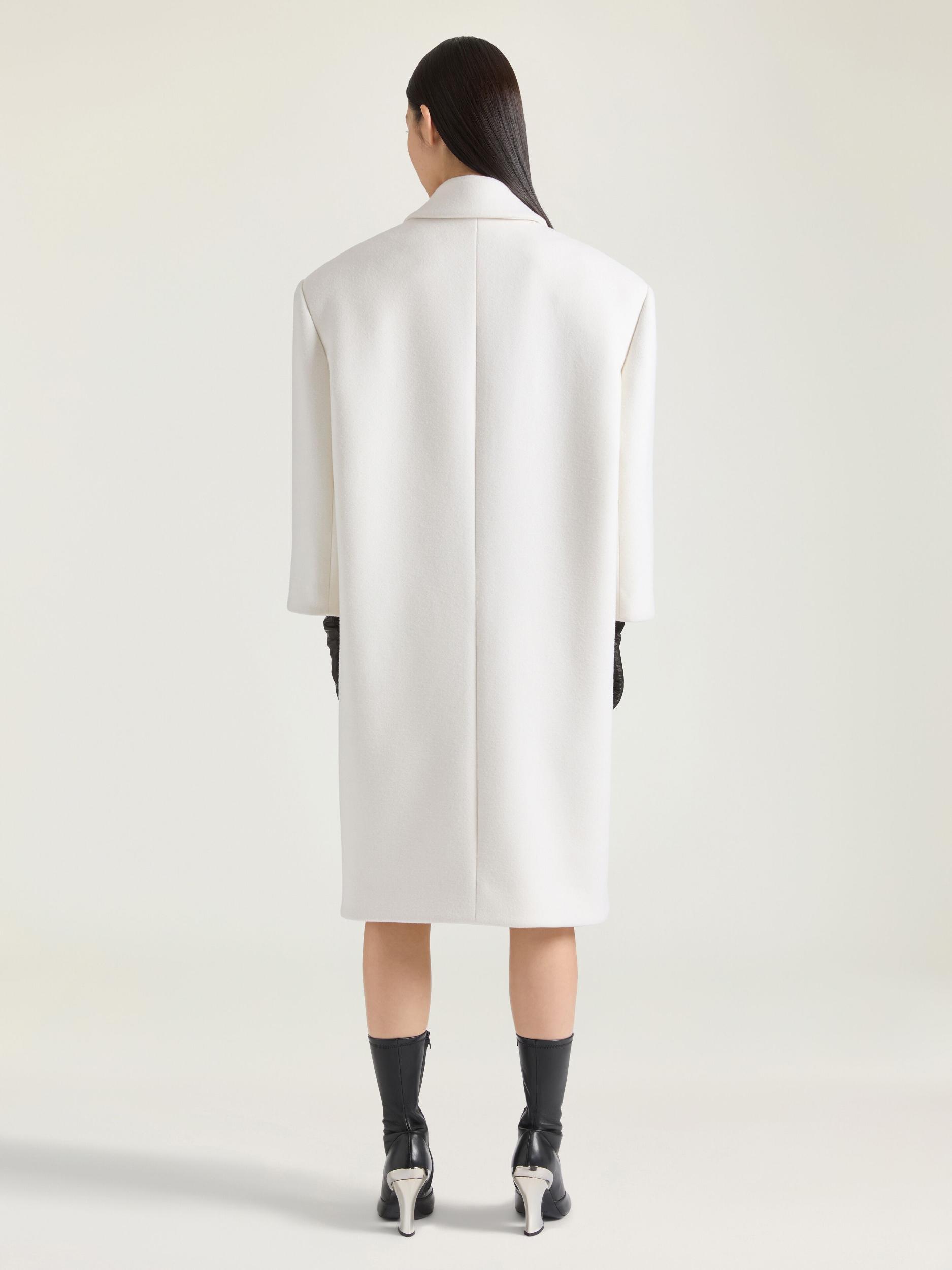 Double breasted coat in wool Product Image