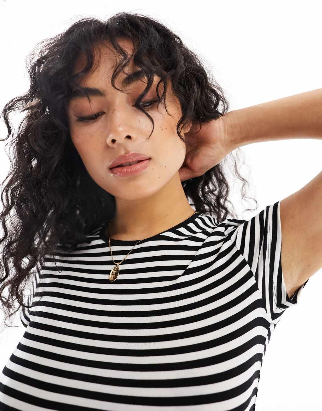 Vero Moda Aware round neck short sleeve T-shirt in black stripe Product Image