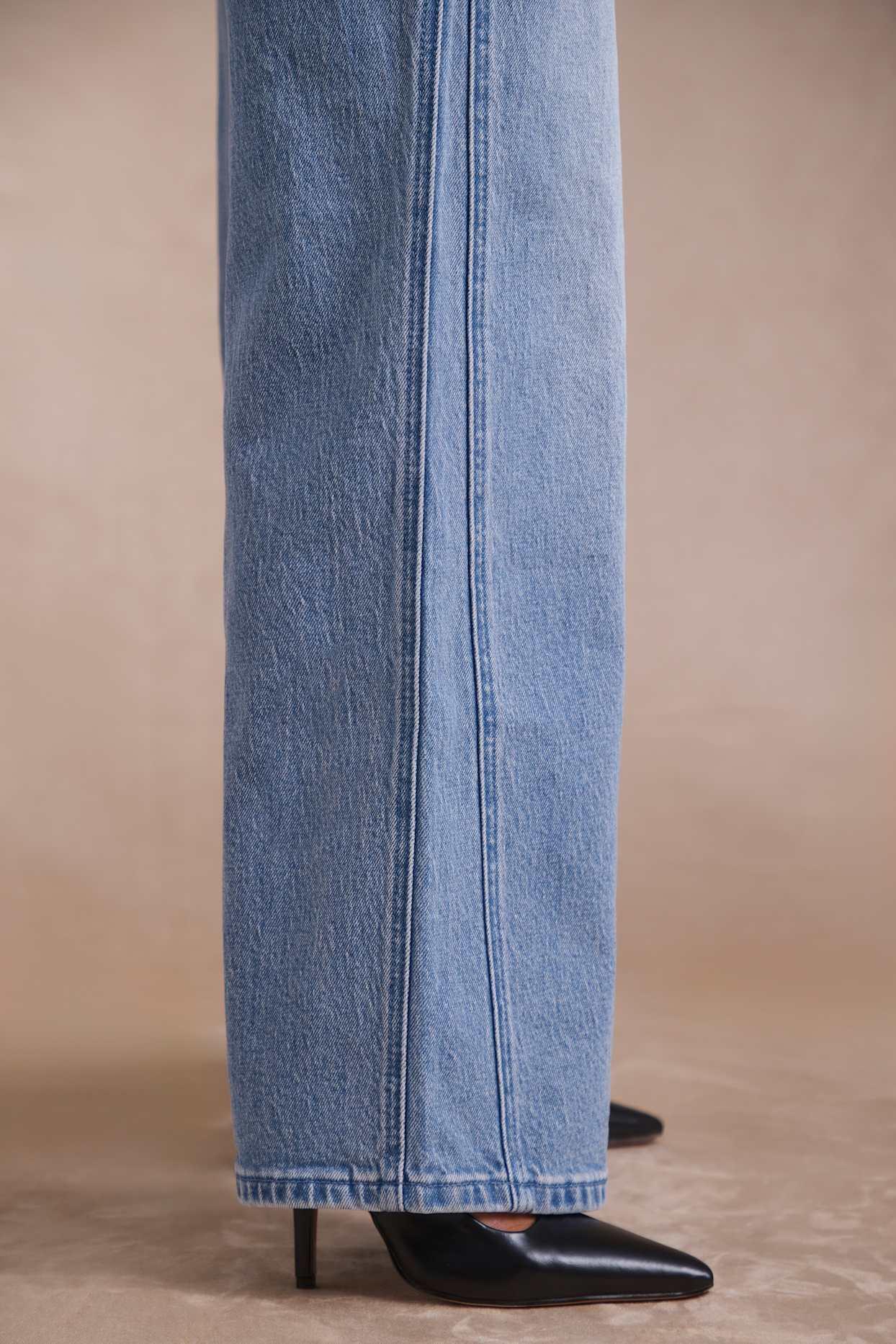 Low-Rise Wide-Leg Jeans in Vintage Wash Product Image