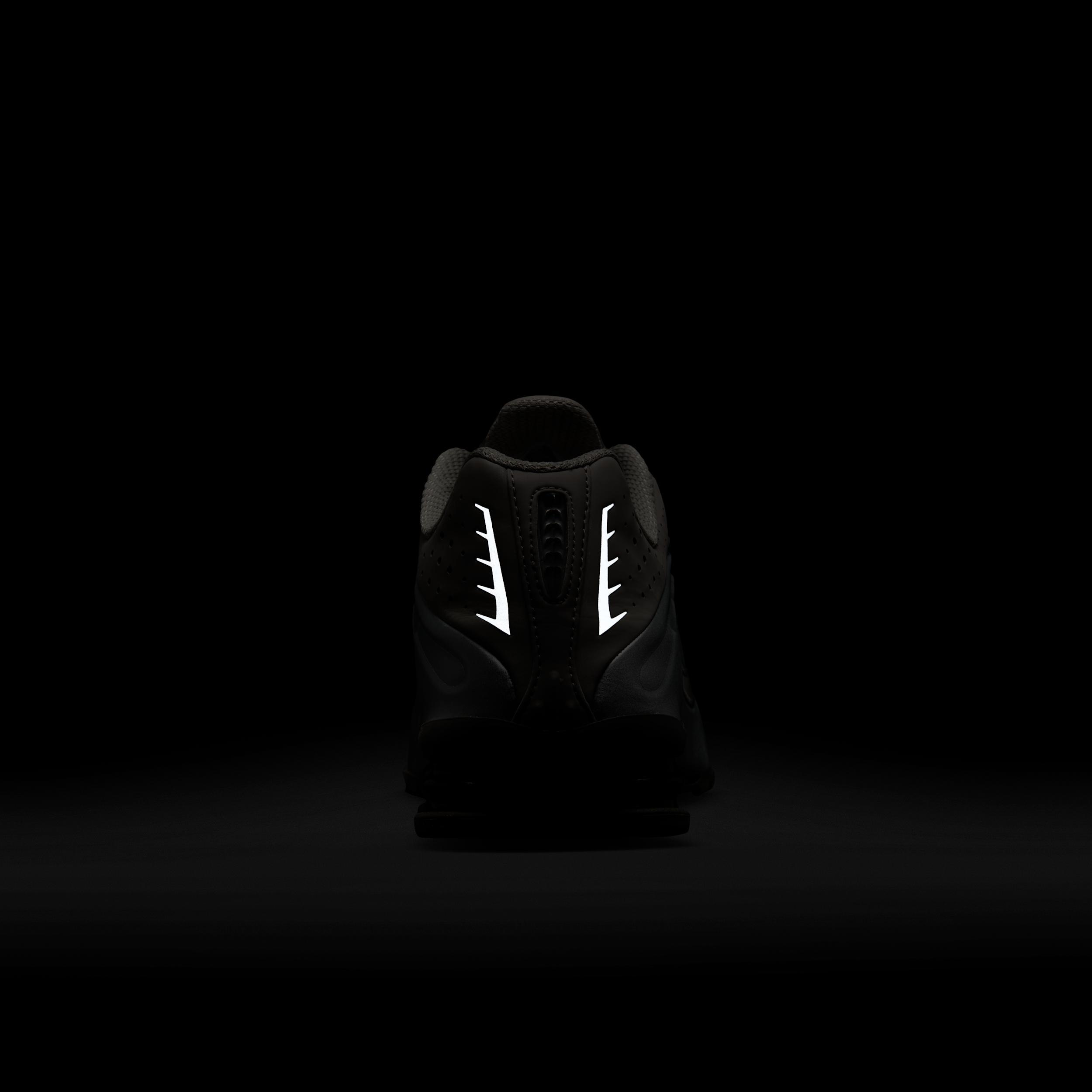 Nike Men's Shox R4 Shoes Product Image