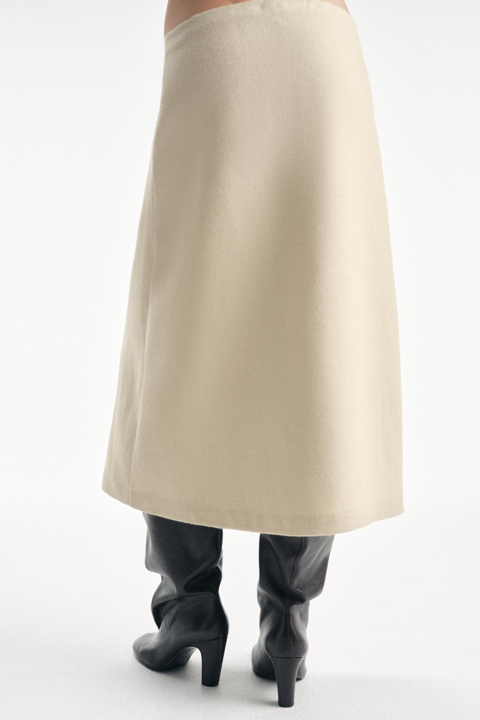 100% WOOL SKIRT LIMITED EDITION Product Image