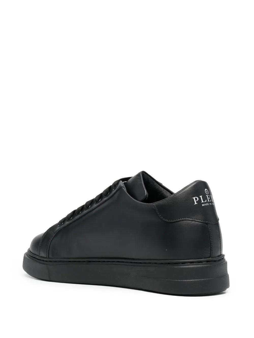 Skull-plaque low-top sneakers Product Image