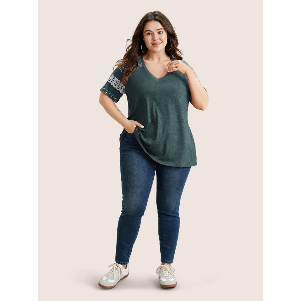 Plus Size Ditsy Floral Colorblock Contrast Raglan Sleeve T-shirt Green Women Casual Contrast Ditsy Floral V-neck Everyday T-shirts BloomChic 10/M Product Image