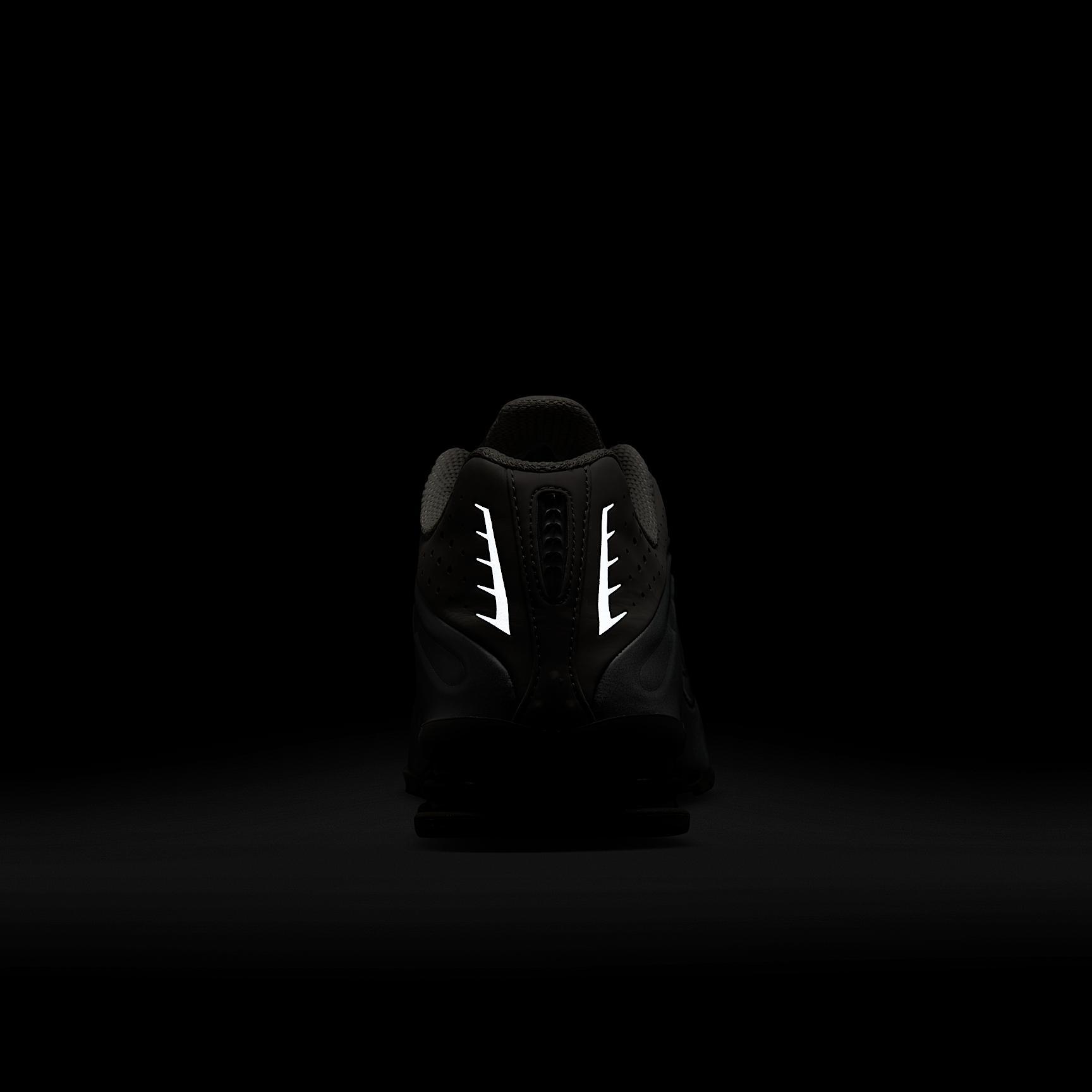 Nike Men's Shox R4 Shoes Product Image
