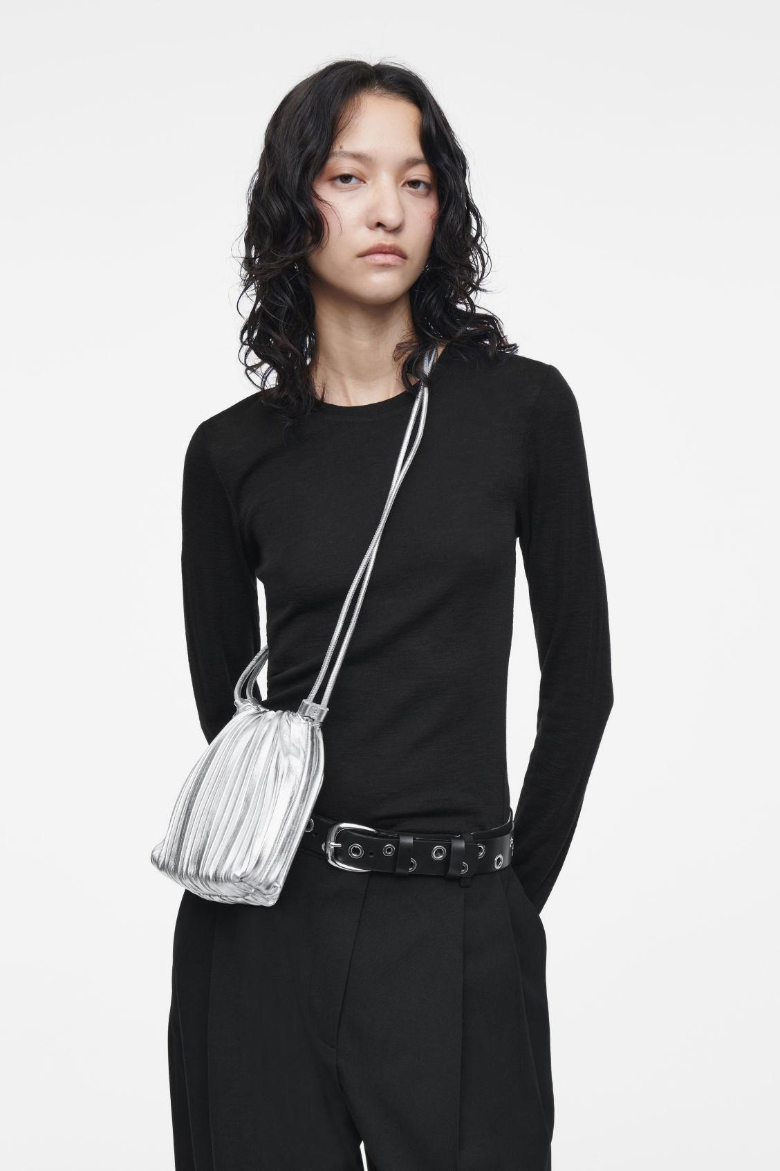 SCALLOP CROSSBODY BAG - LEATHER Product Image