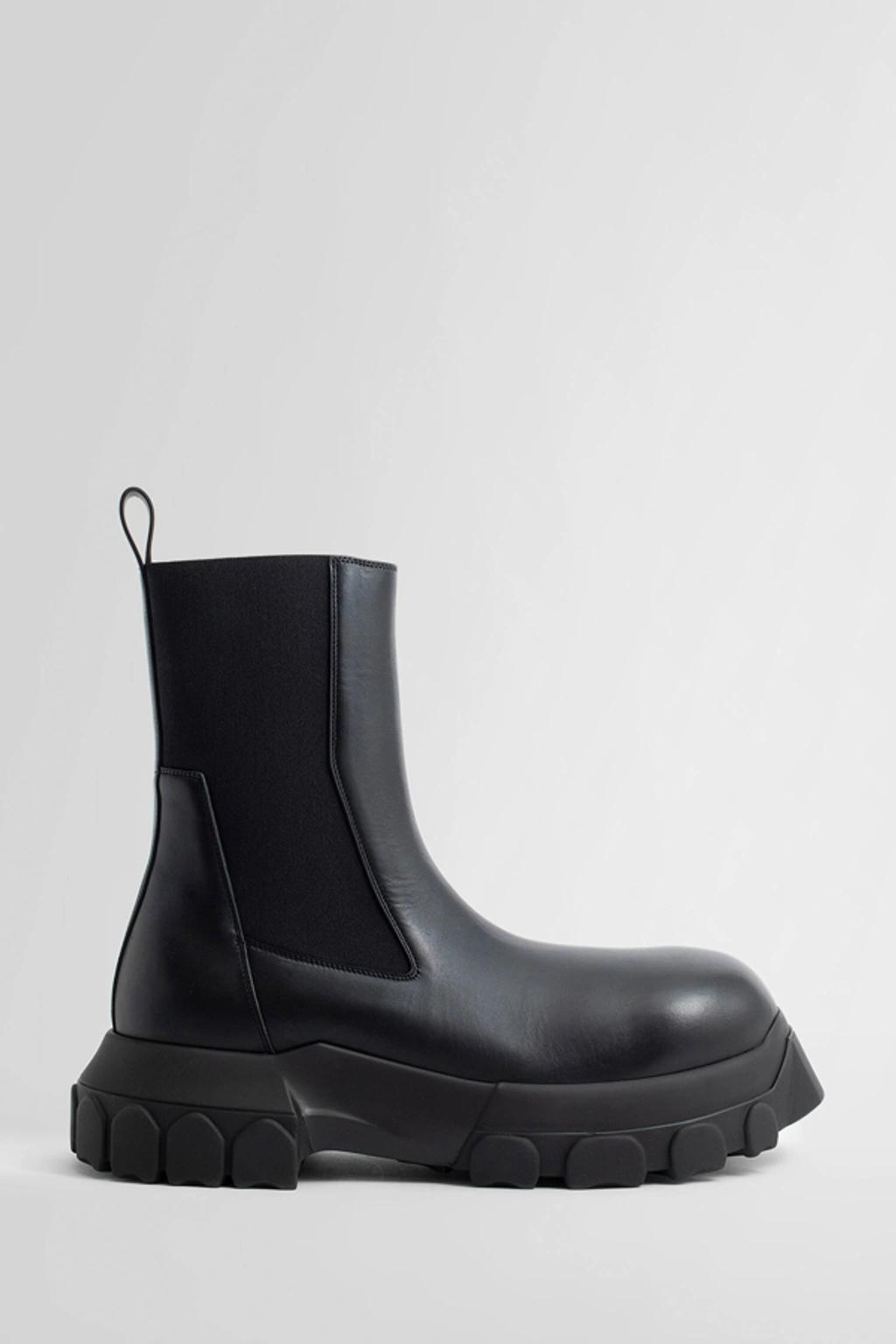Man Black Boots Product Image