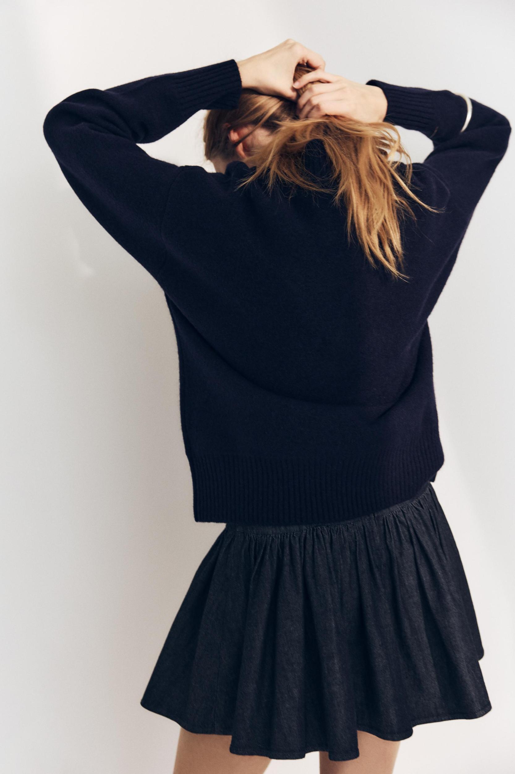 BASIC V-NECK KNIT SWEATER Product Image