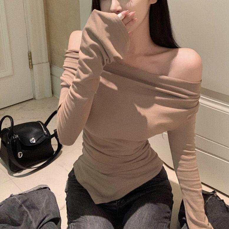 Long-Sleeve Off-Shoulder Plain Asymmetrical Ruched Slim Fit Tee Product Image