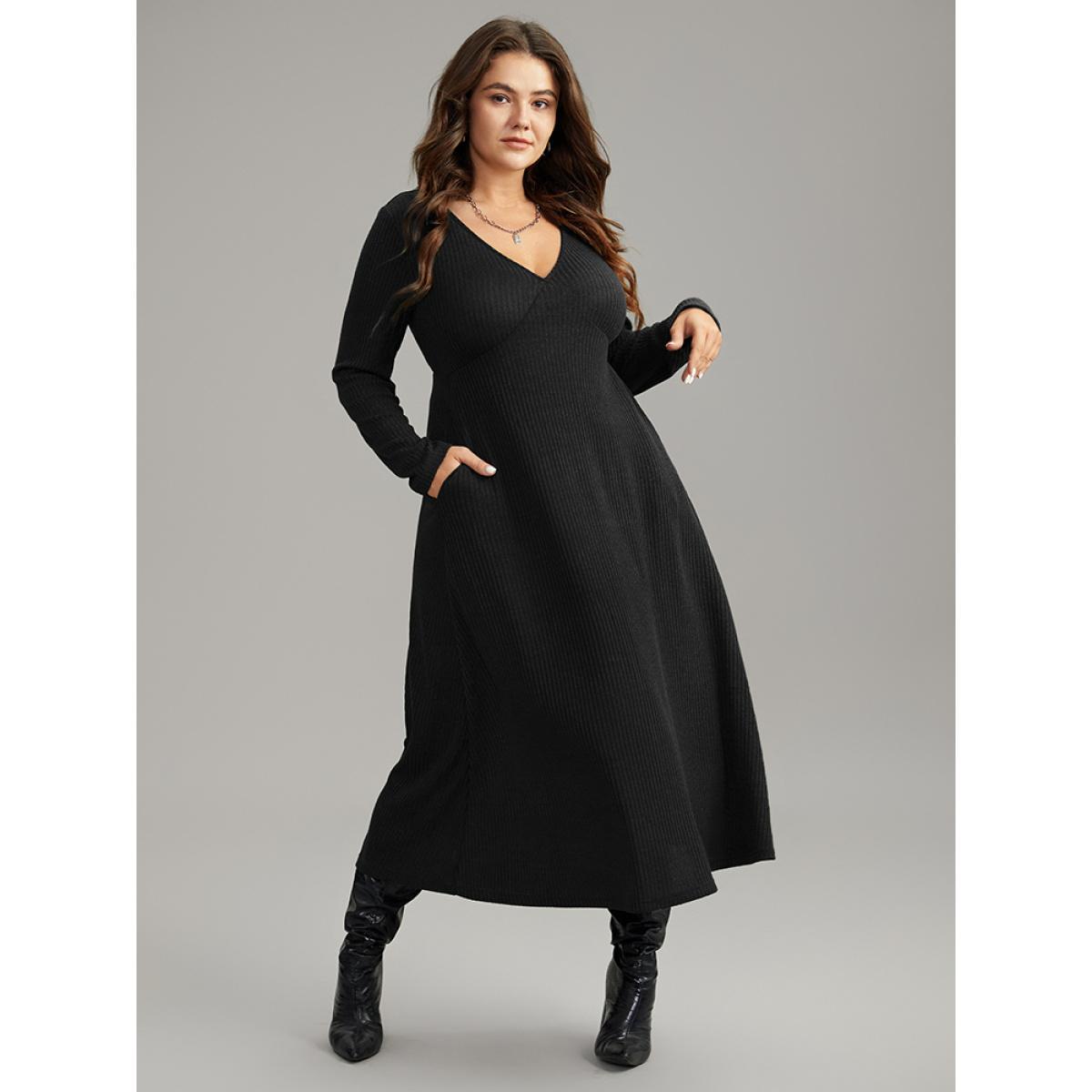 Plus Size Solid Textured V Neck Pocket Dress Black Women Basics Texture V-neck Long Sleeve Curvy Midi Dress BloomChic 28/5X Product Image