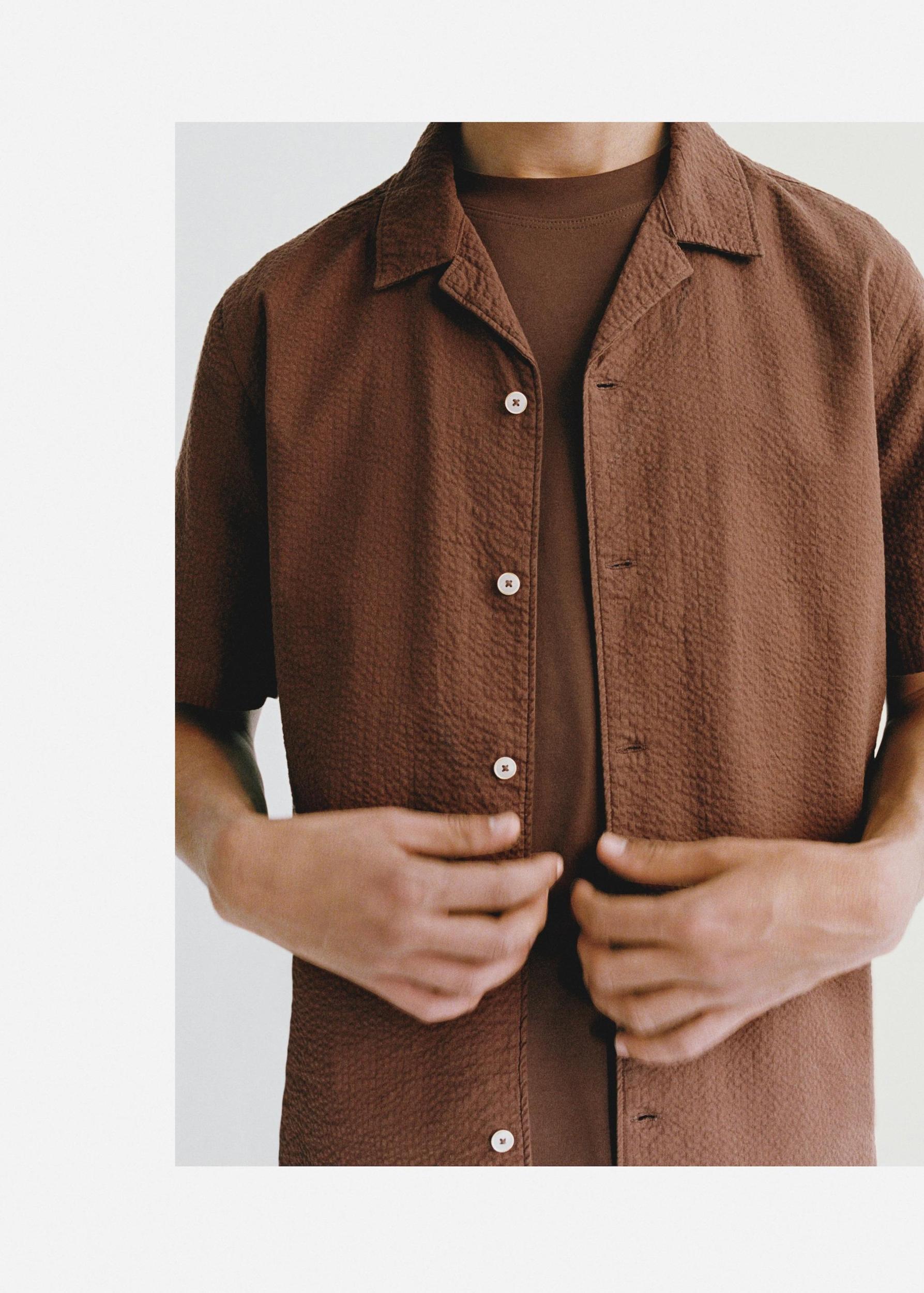 Regular-fit 100% seersucker cotton shirt - Men | MANGO USA Product Image