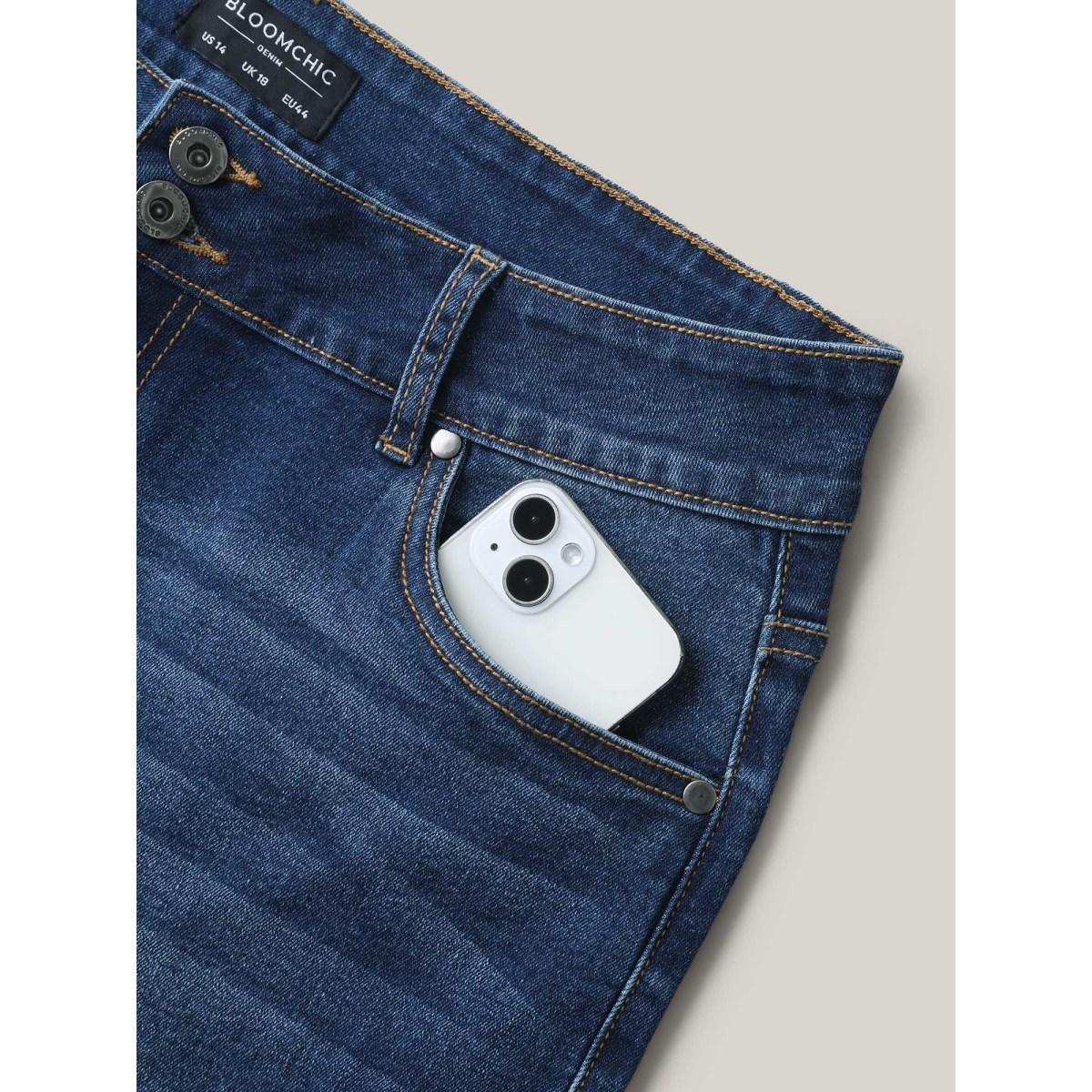 Plus Size Classic Straight-Leg Denim Shorts Women Midblue Medium stretch Everyday-Casual Slanted pocket Denim Shorts BloomChic 20/2X Product Image