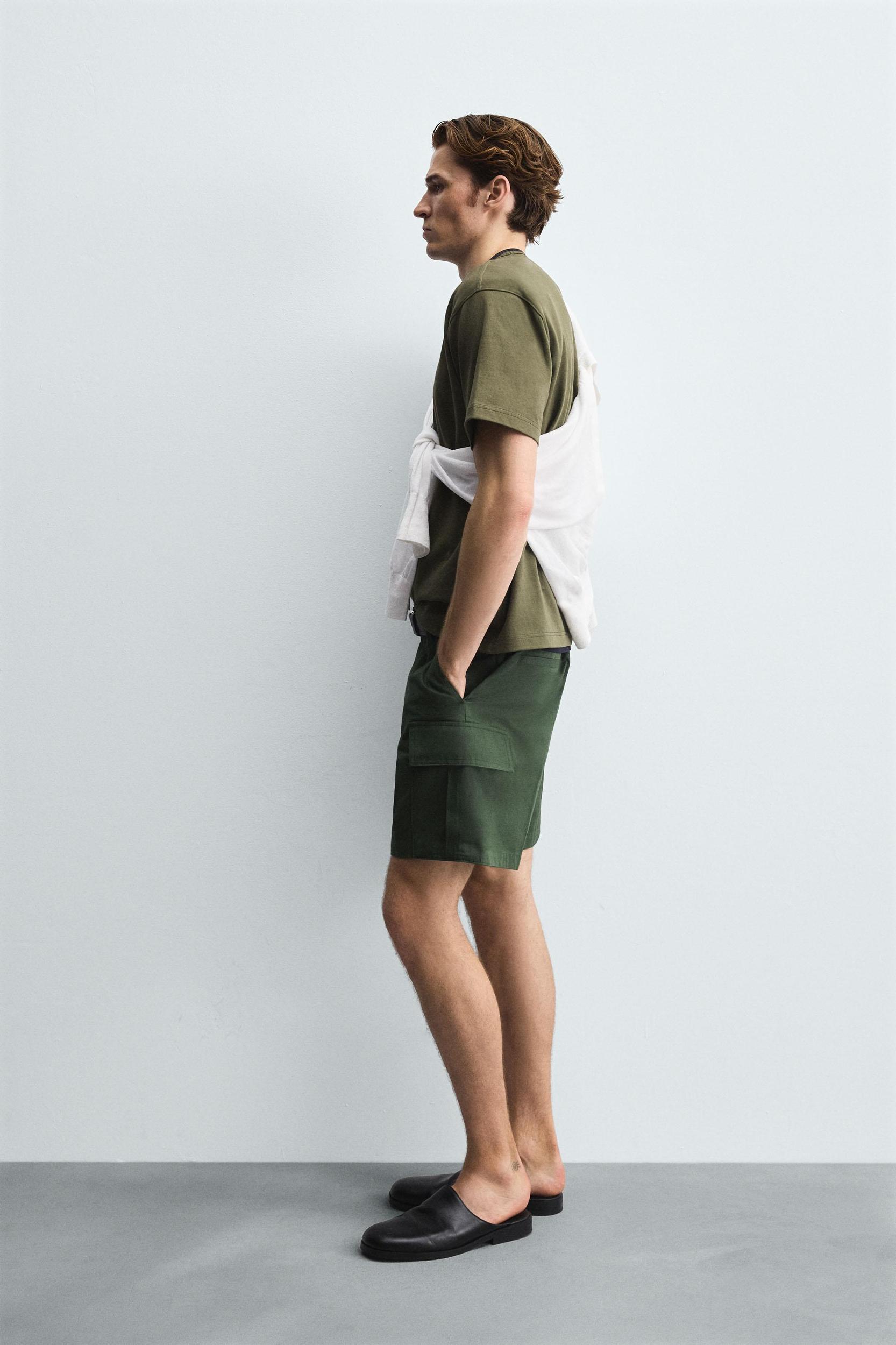 REGULAR FIT CARGO SHORTS Product Image