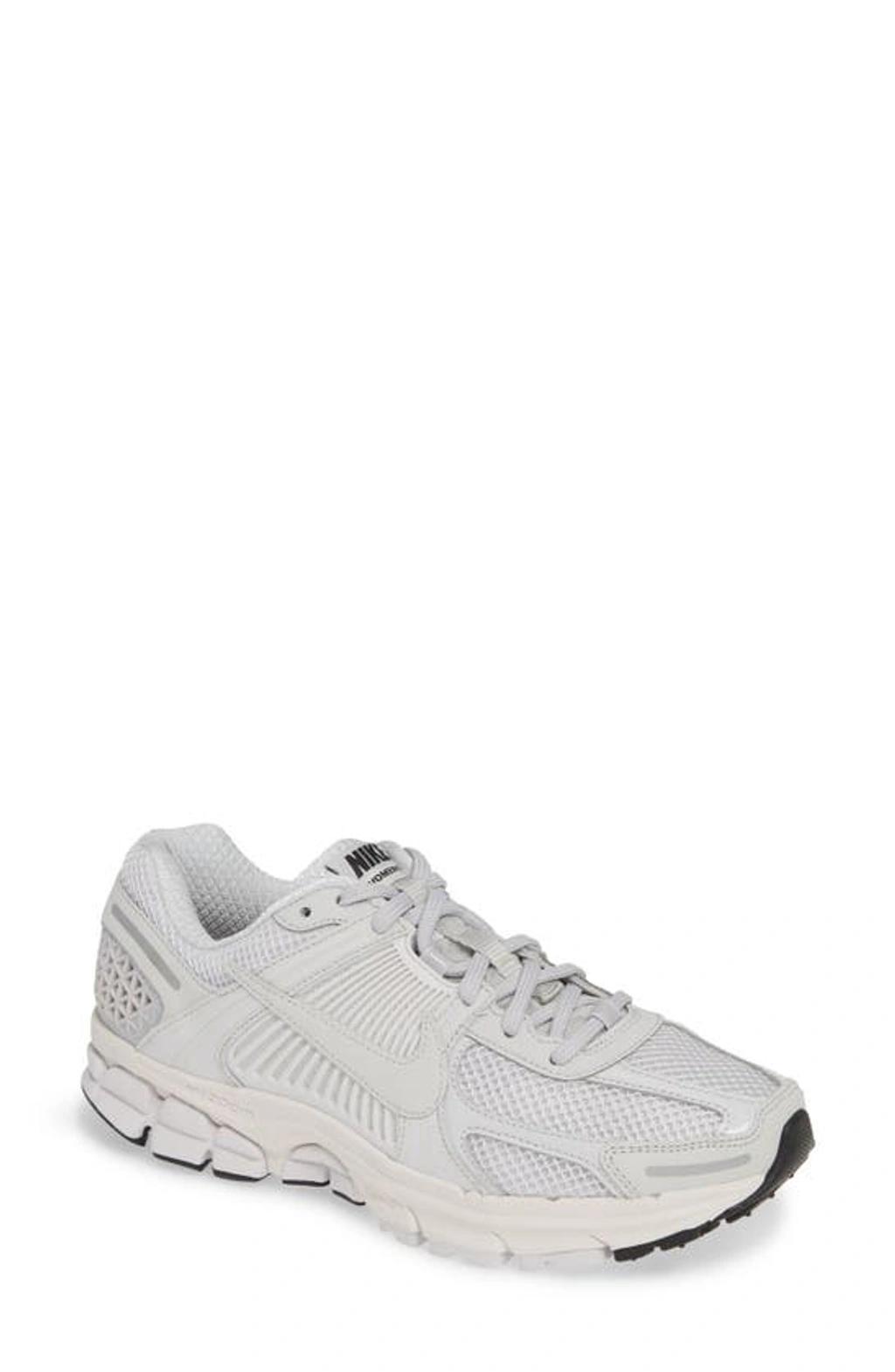 Nike Men's Zoom Vomero 5 Shoes Product Image