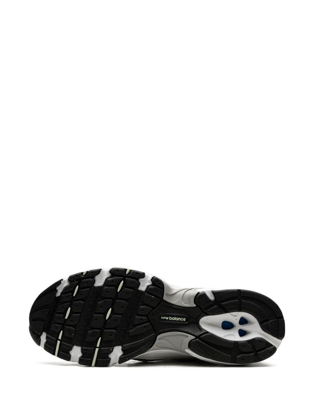 530 "White/New Spruce/Clay Ash" sneakers Product Image