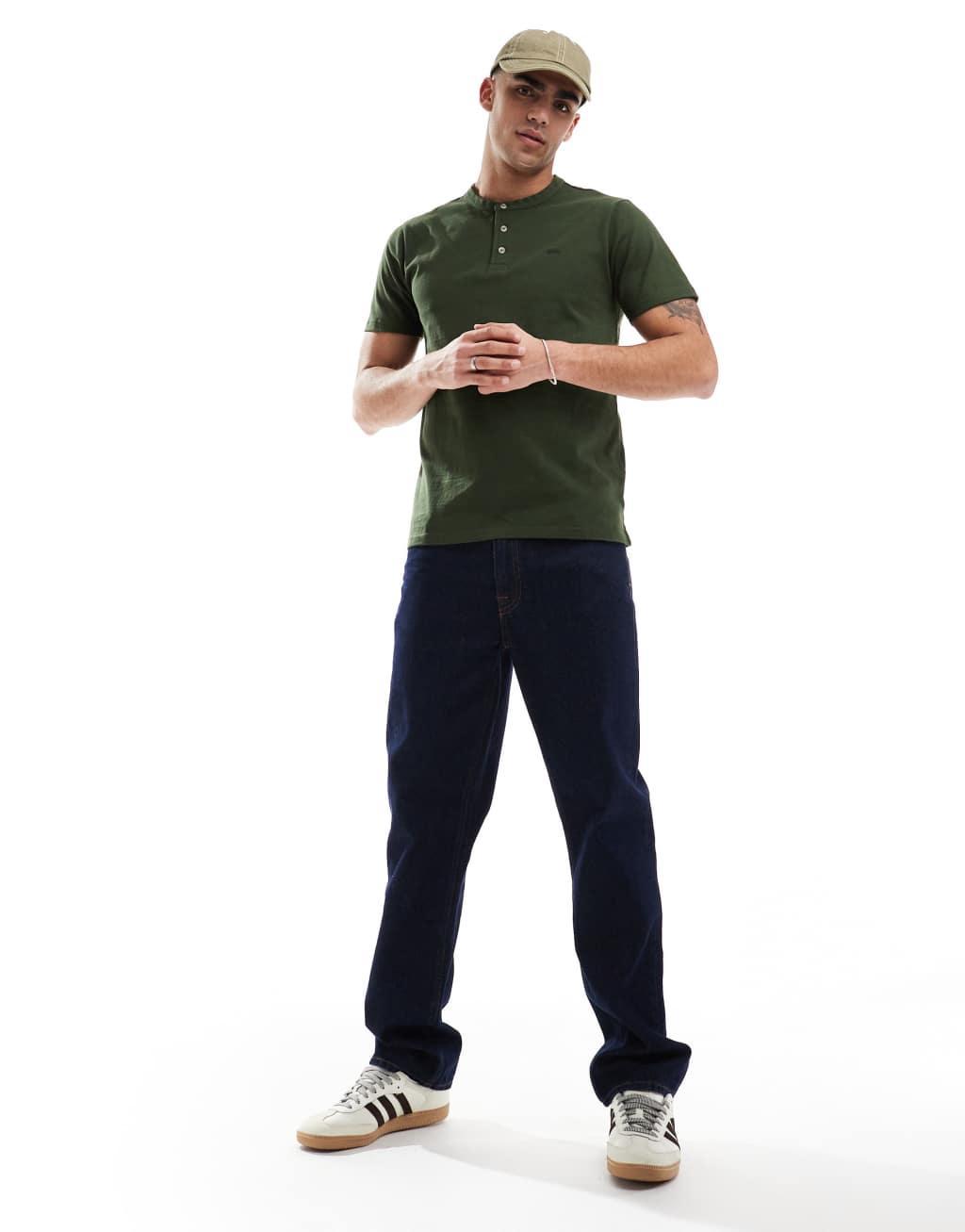 Levi's batwing logo henley t-shirt in dark green Product Image