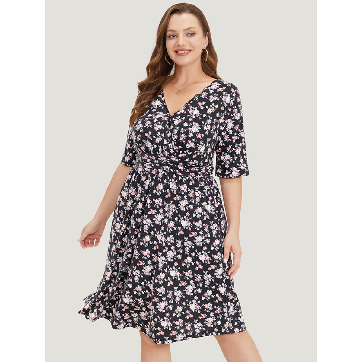 Plus Size Ditsy Floral Pocket Overlap Collar Half Sleeve Dress Black Women Casual Wrap V-neck Short sleeve Curvy Midi Dress BloomChic 30/6X Product Image