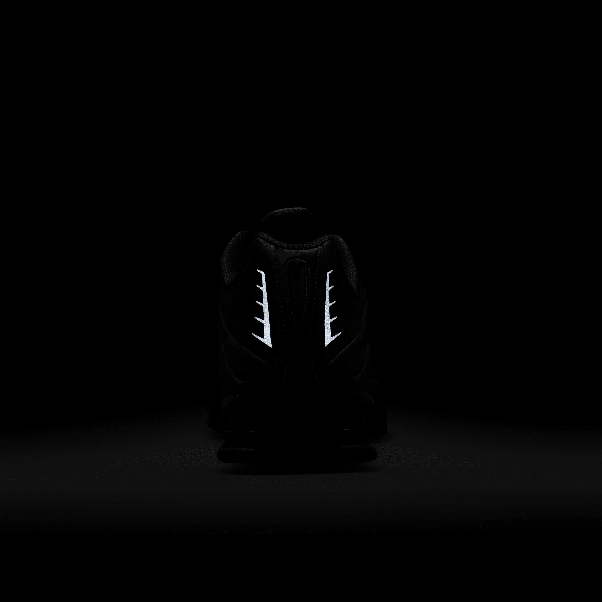 Nike Men's Shox R4 Shoes Product Image