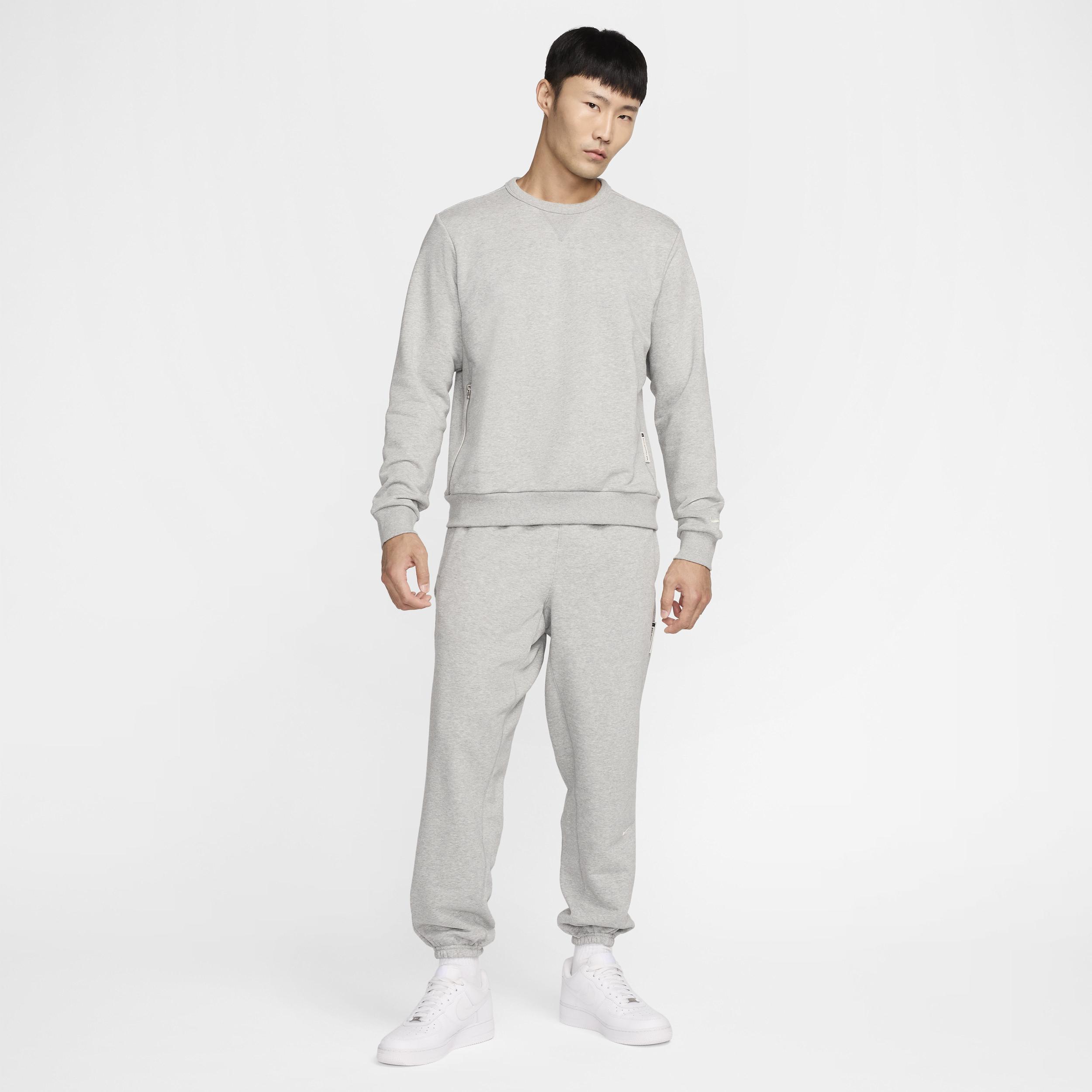 Nike Men's Standard Issue Dri-FIT Basketball Crew-Neck Sweatshirt Product Image