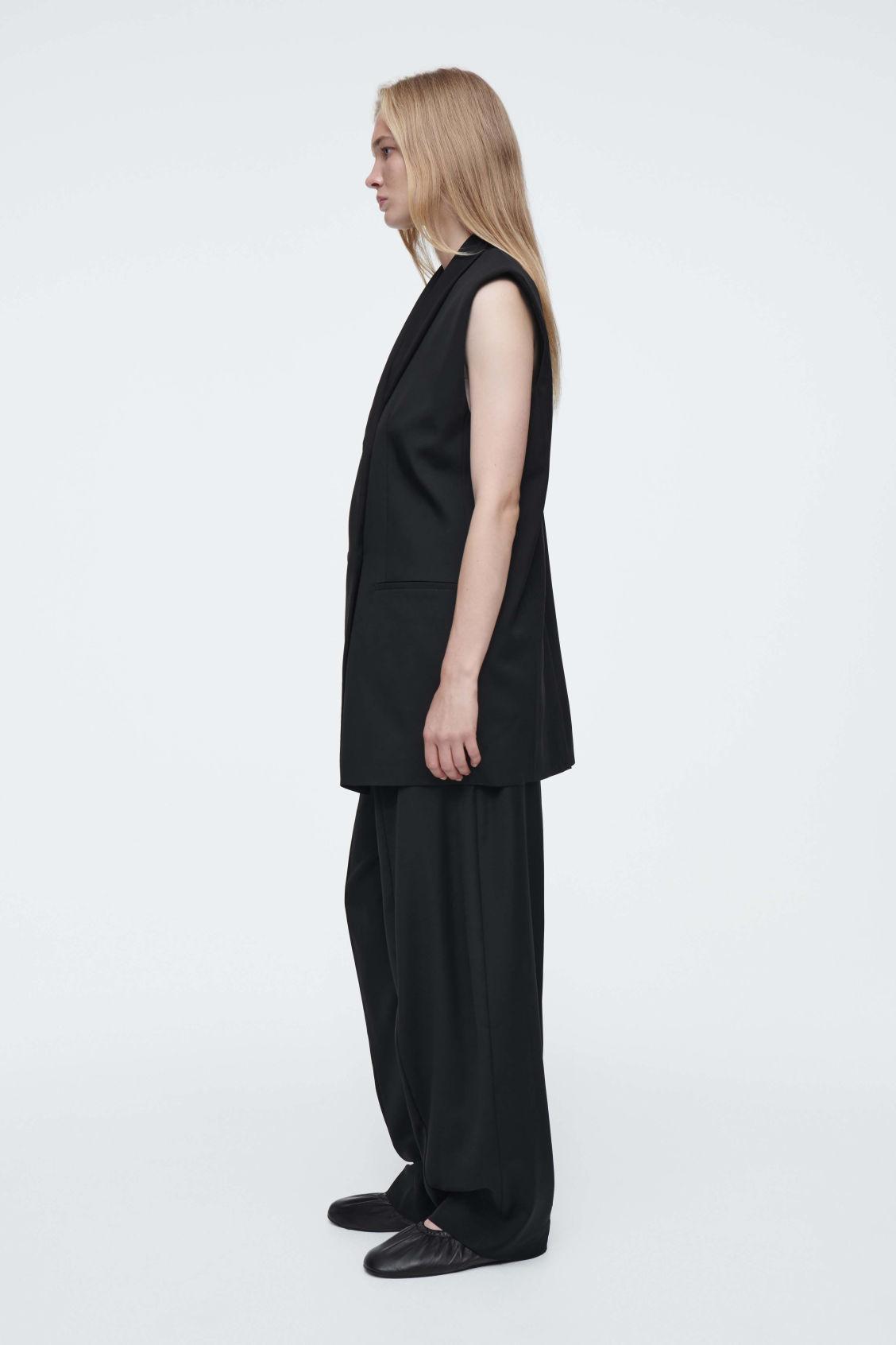 THE ELONGATED SLEEVELESS BLAZER Product Image