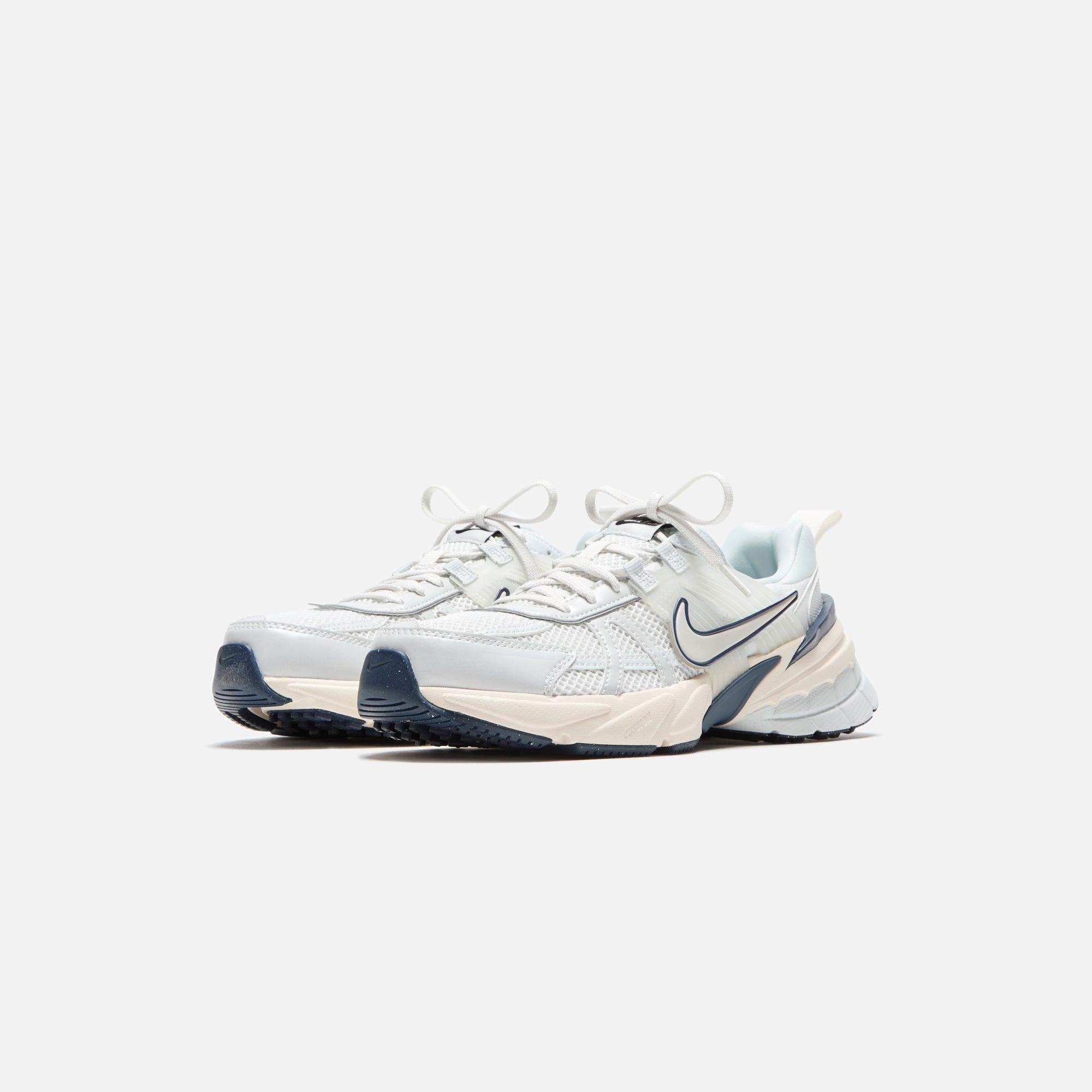 Nike WMNS V2K Run - Platinum Tint / Platinum Tint / Pure Platinum Female Product Image
