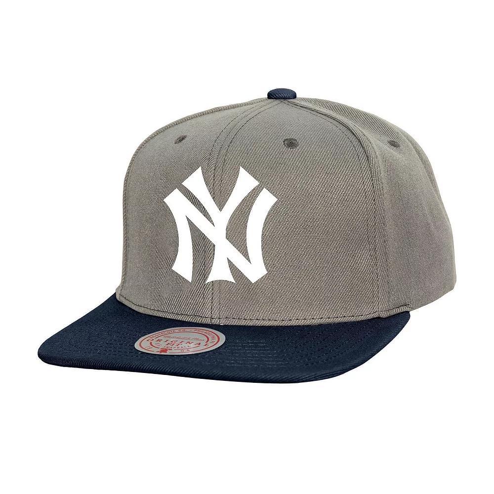 Mens Mitchell & Ness Gray New York Yankees Cooperstown Collection Basic Flip Snapback Hat Product Image