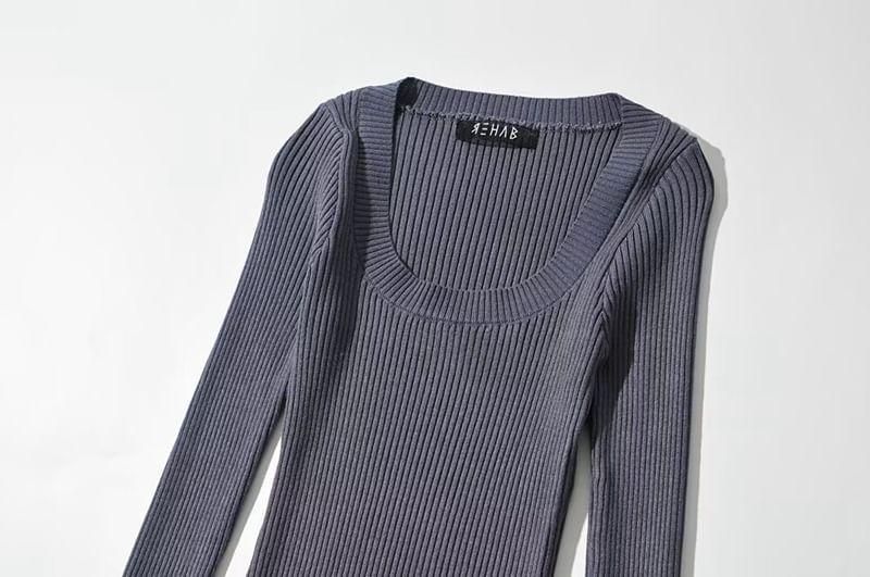 Long-Sleeve Scoop Neck Plain Crop Knit Top Product Image