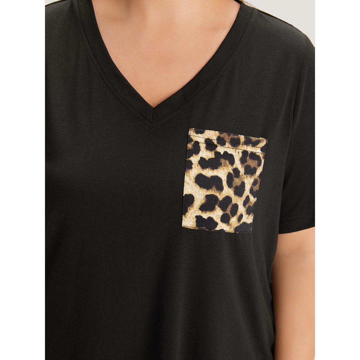 Plus Size Leopard Patchwork Patched Pocket V Neck T-shirt Black Women Casual Arc Hem Leopard V-neck Dailywear T-shirts BloomChic 28/5X Product Image